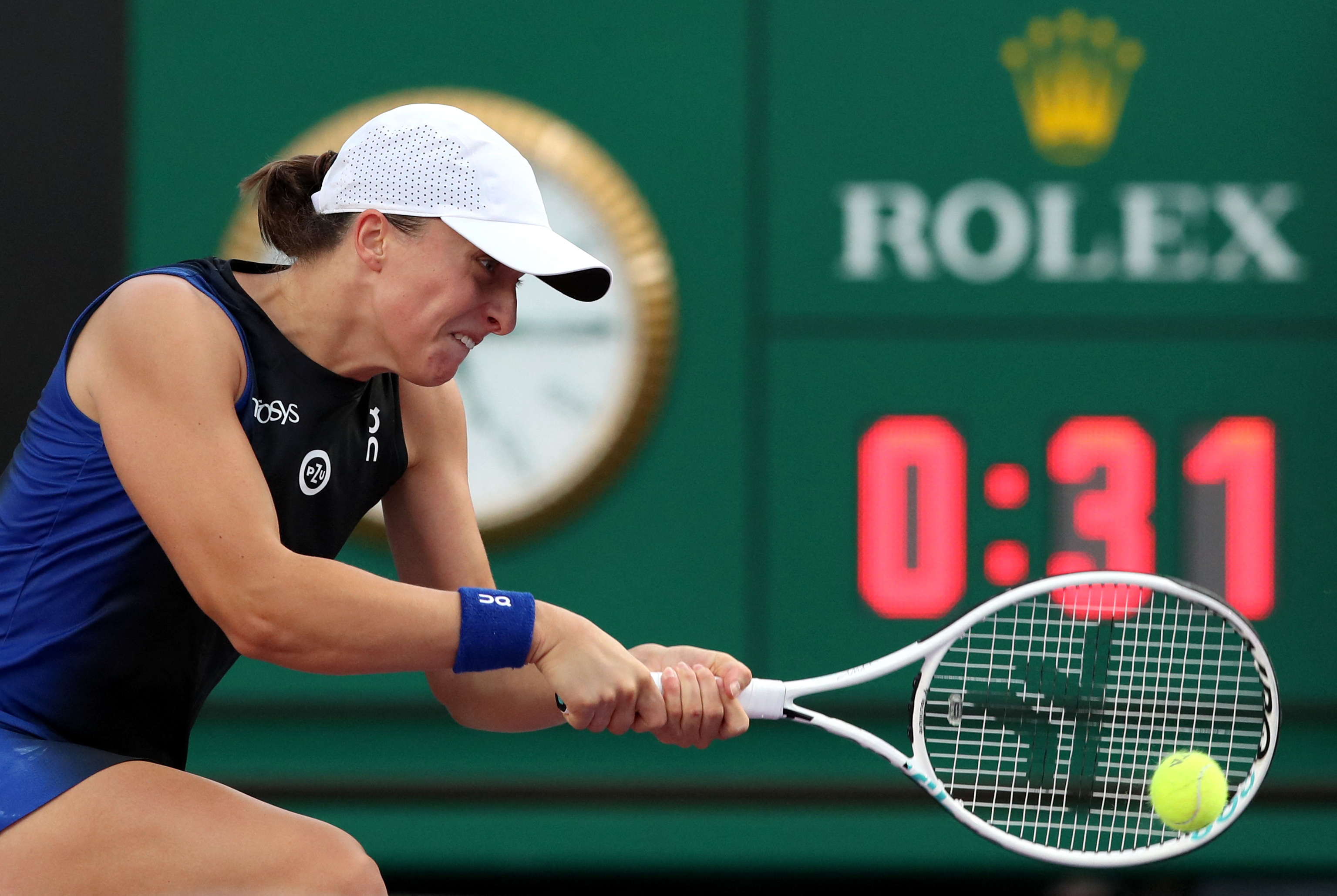 WTA Finals: Swiatek improves to 2-0 in round-robin play