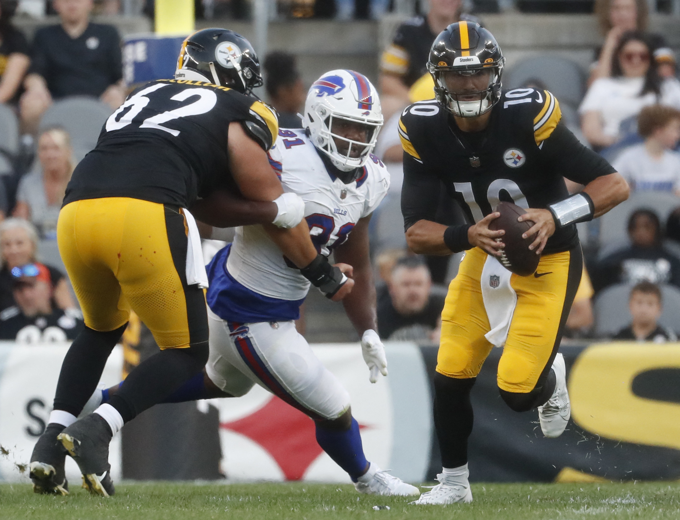 Pittsburgh Steelers quarterback Kenny Pickett, center, sits on the bench  during an NFL preseason football game against the Buffalo Bills in  Pittsburgh, Sunday, Aug. 20, 2023. (AP Photo/Gene J. Puskar Stock Photo 