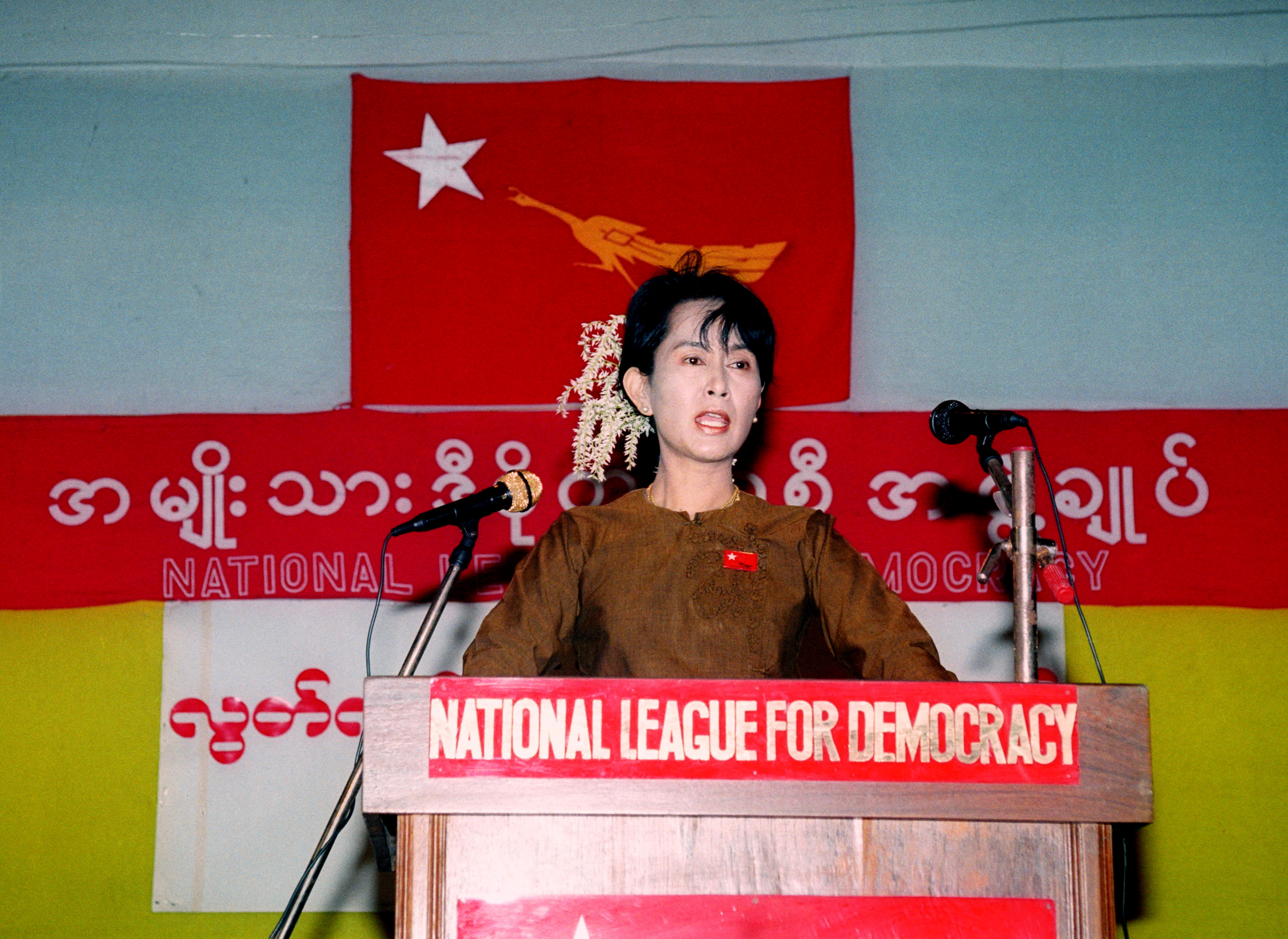 Burmese opposition leader Aung San Suu Kyi makes a speech during the country's 49th Independence Day celebrations in a thatch-roofed meeting hall in the compound of her house in Rangoon on January 4, 1997. REUTERS/Apichart Weerawong