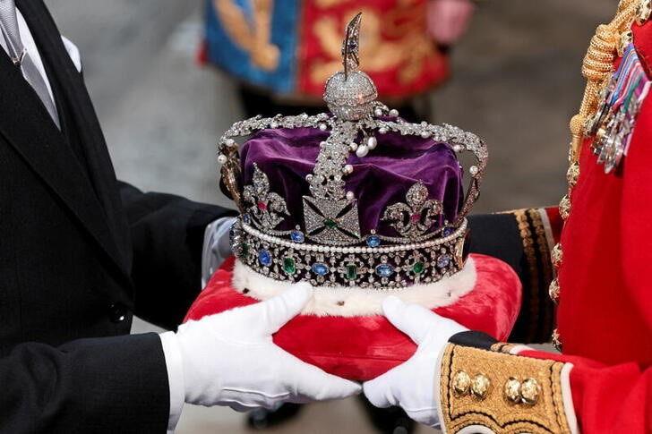 purple crown with banner
