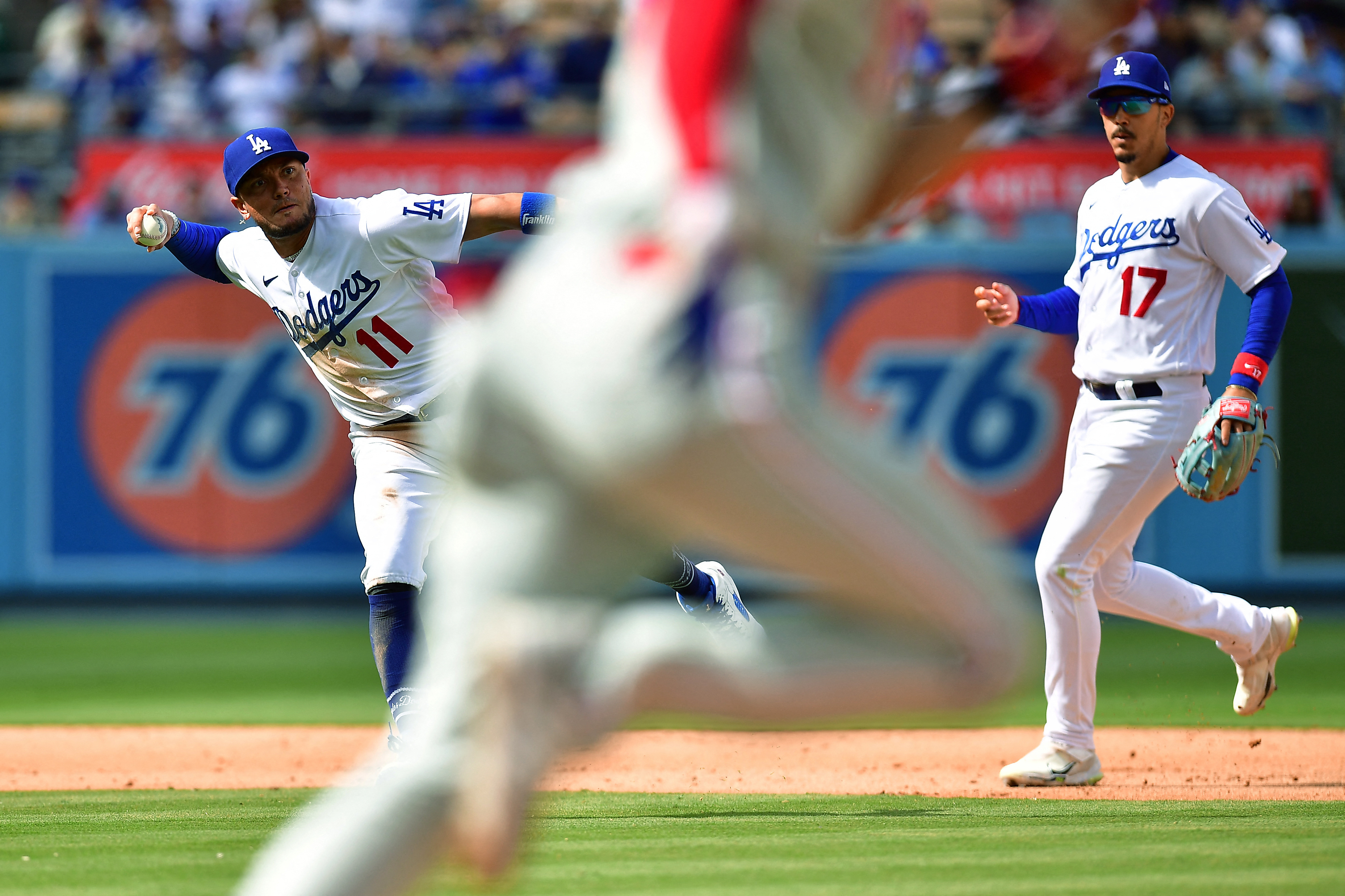 Dodgers stun Phillies on Max Muncy's walk-off grand slam