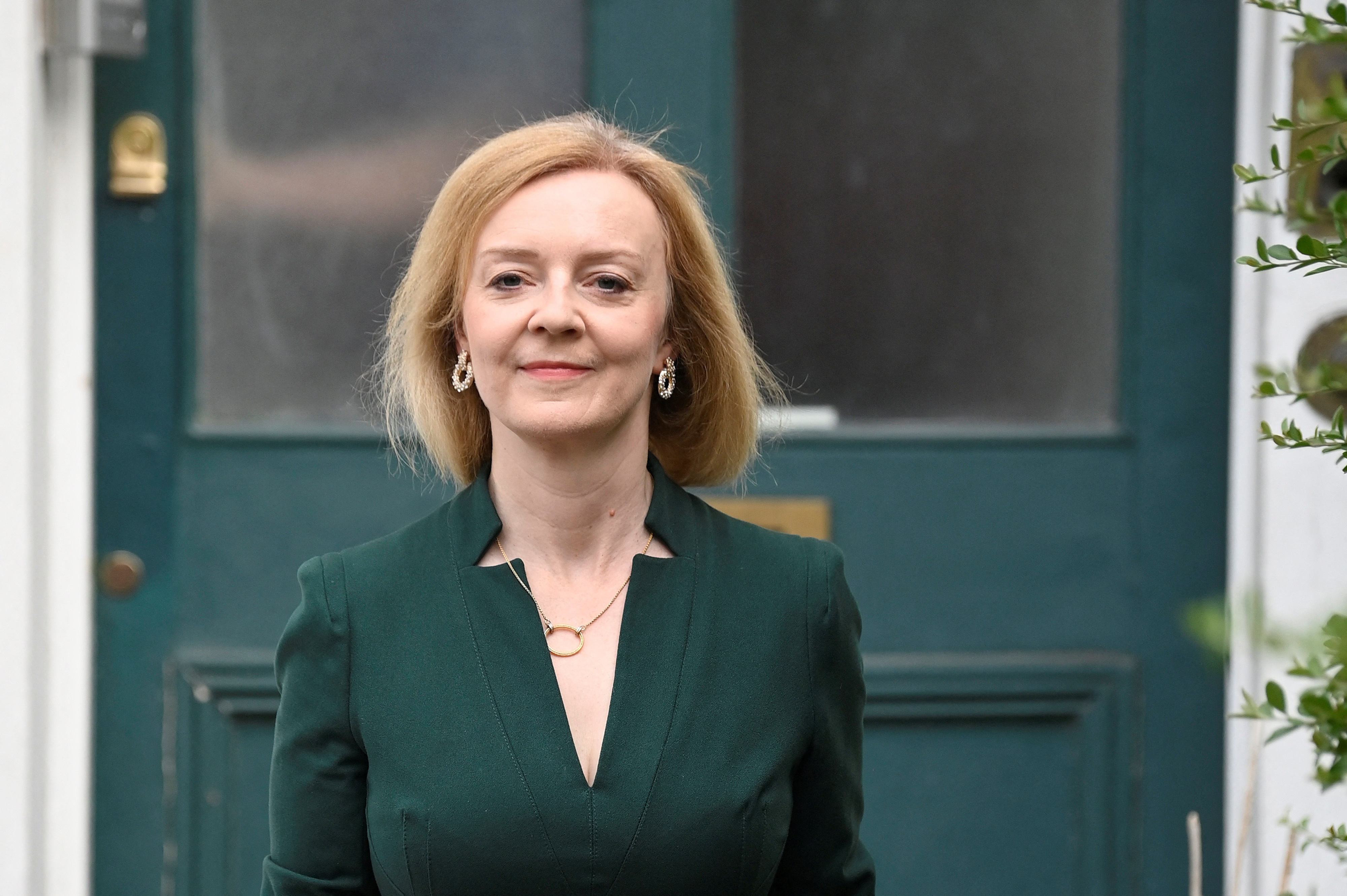 Η Βρετανίδα υπουργός Εξωτερικών και υποψήφια για ηγεσία των Συντηρητικών, Τρας, φεύγει από το σπίτι της στο Λονδίνο
