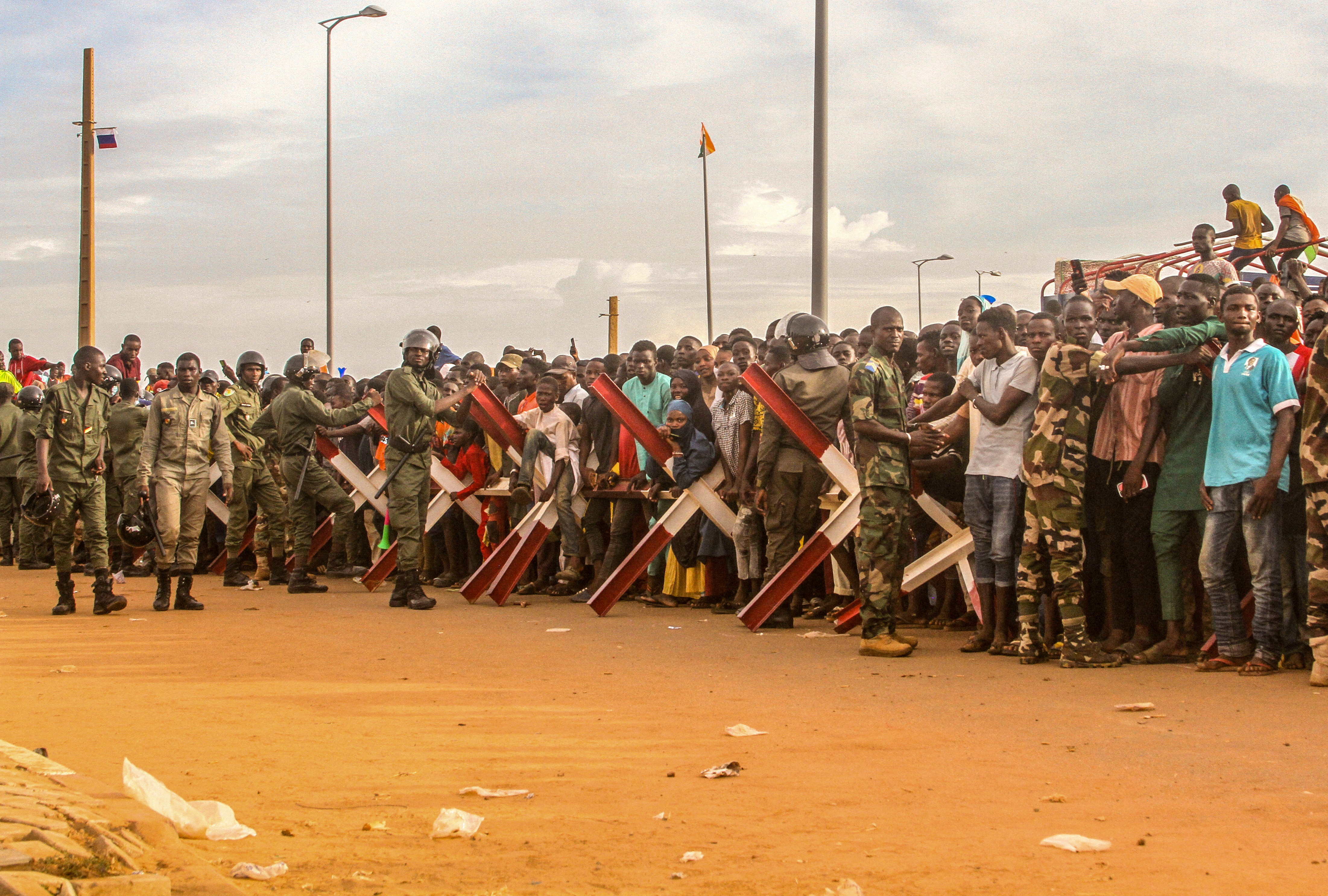 Το στρατιωτικό συμβούλιο του Νίγηρα απελαύνει τον Γάλλο πρεσβευτή