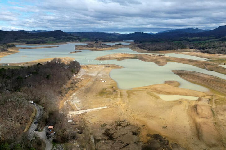 French lake dries up due to winter drought, threatening farming and tourism