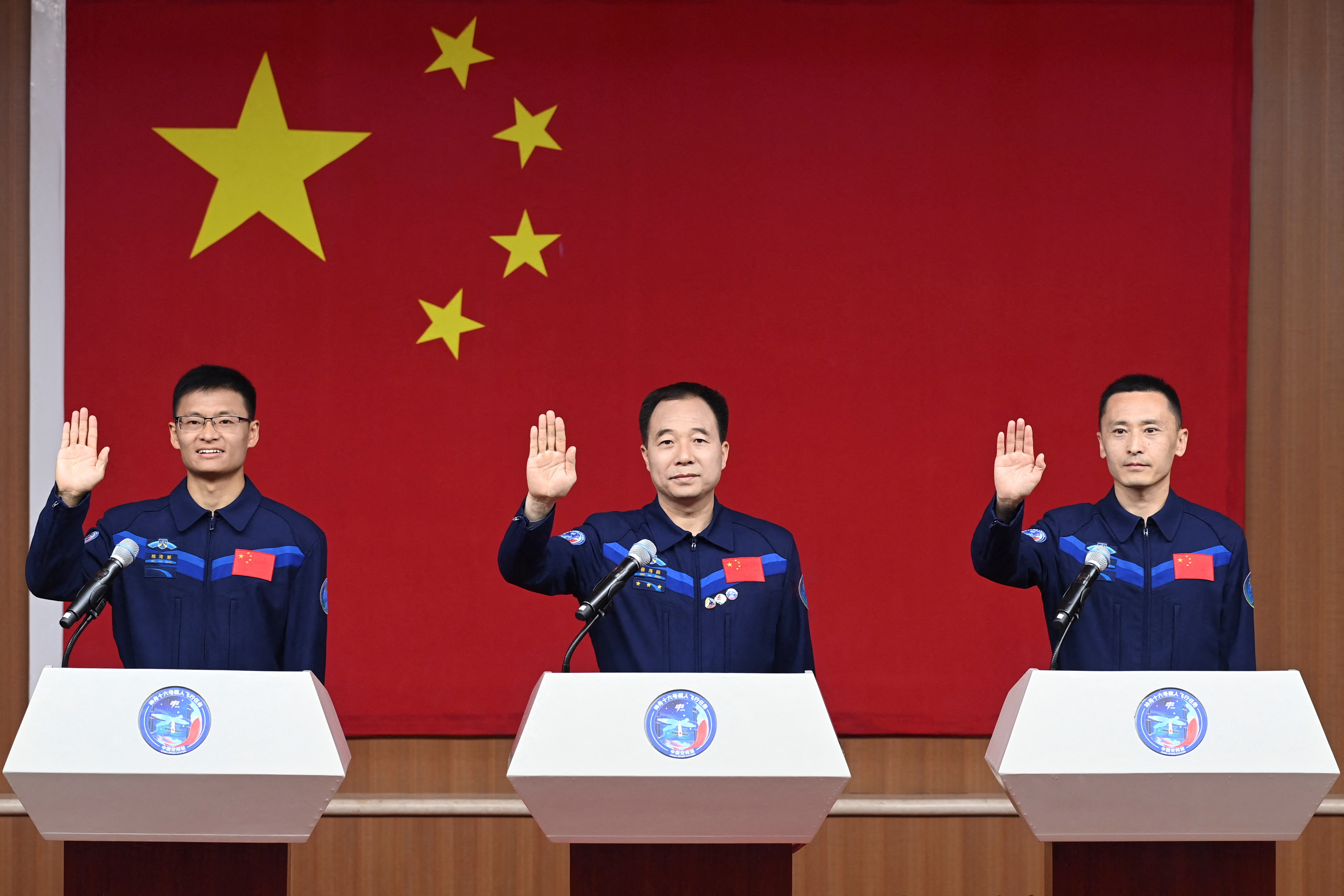 Les taïkonautes  Jing Haipeng, Zhu Yangzhu et Gui Haichao lors d'une conférence de presse avant le décollage du Shenzhou-16 vers la station spatiale chinoise