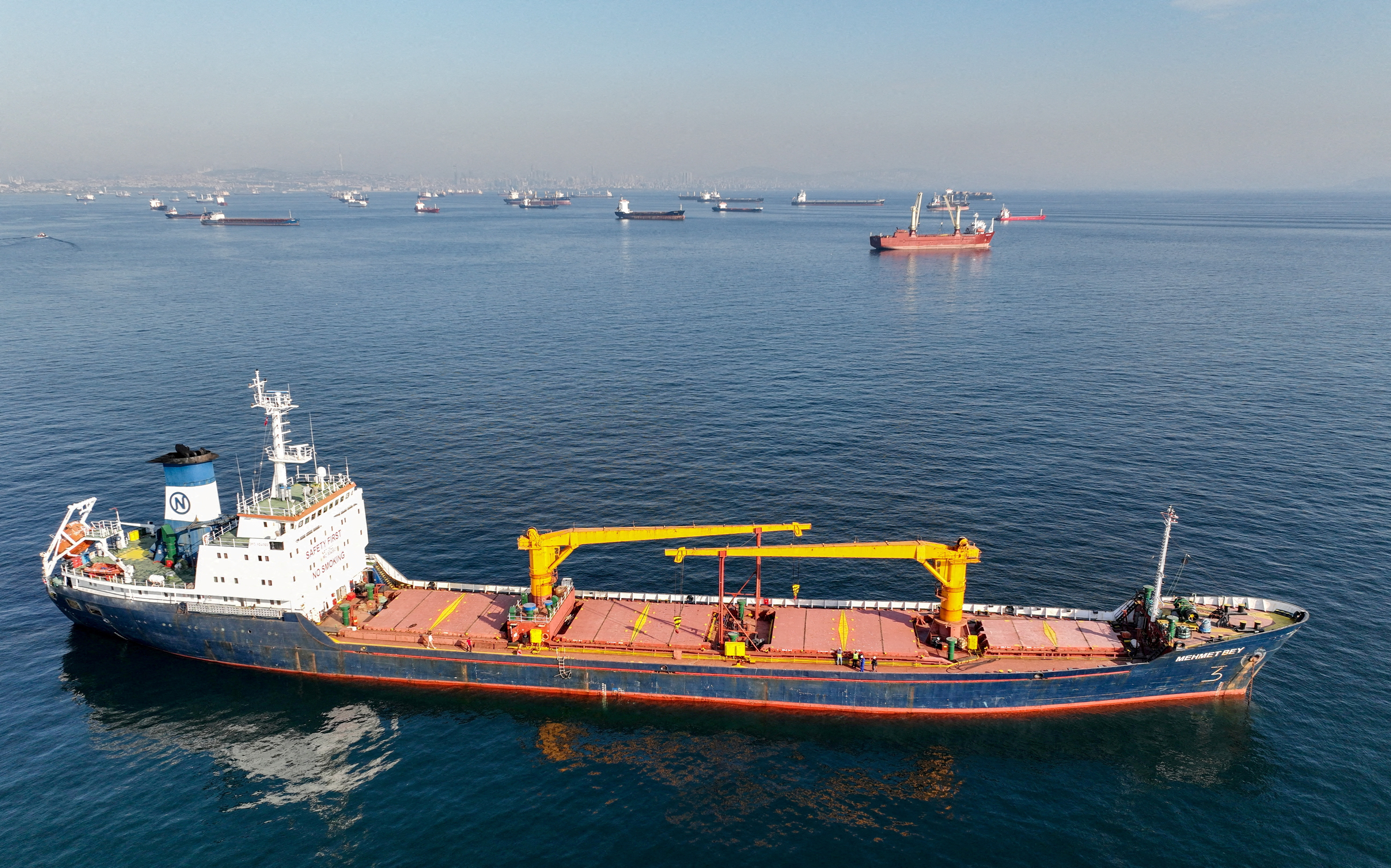 Los buques comerciales, incluidos los buques que forman parte del acuerdo de cereales del Mar Negro, esperan para pasar el estrecho del Bósforo frente a las costas de Yenikapi en Estambul.