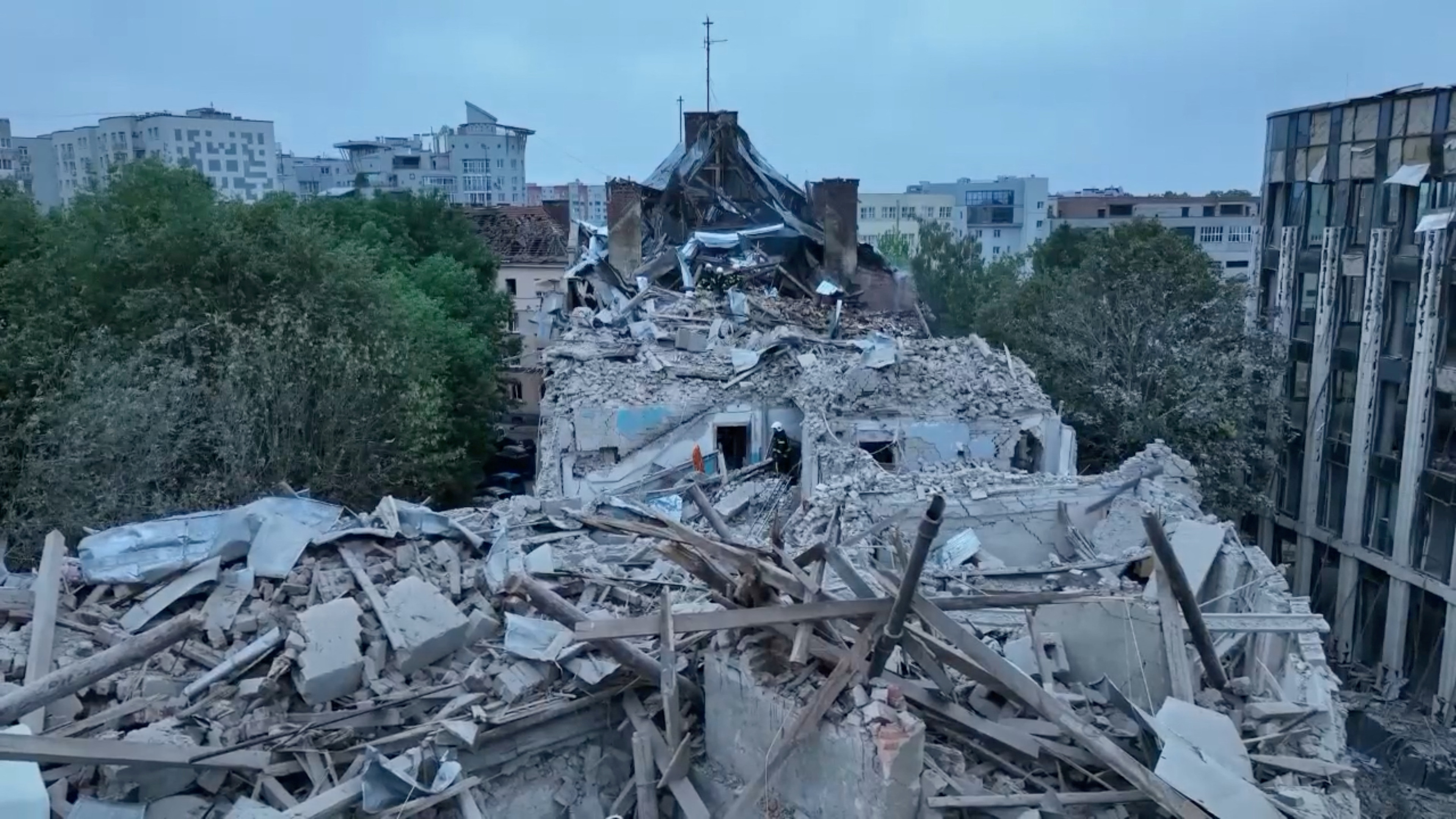 Five killed in Lviv as Russian strike hits apartment building in western city (bbc.com)