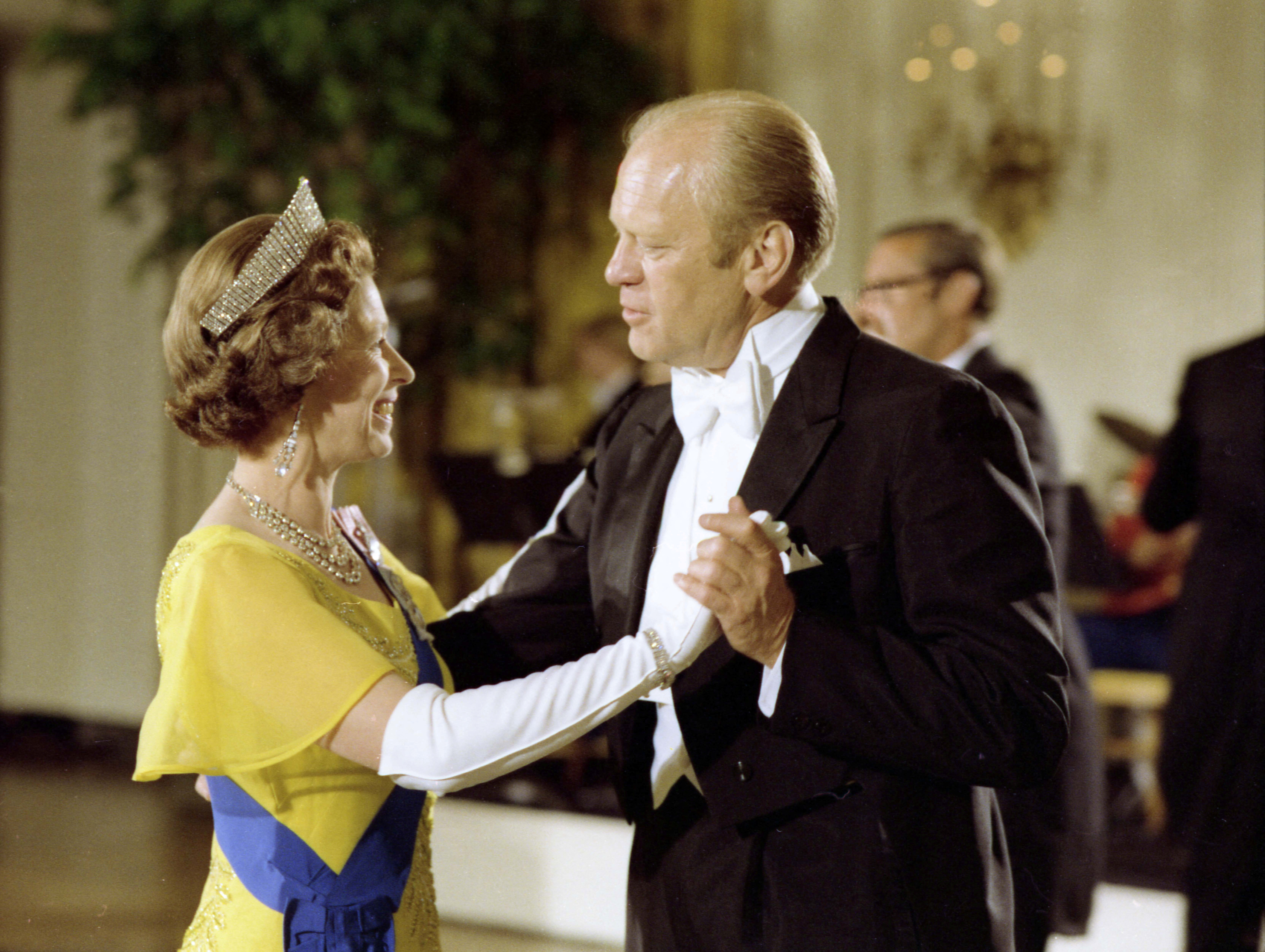 Queen Elizabeth's reign featured enchiladas with Reagan, dancing