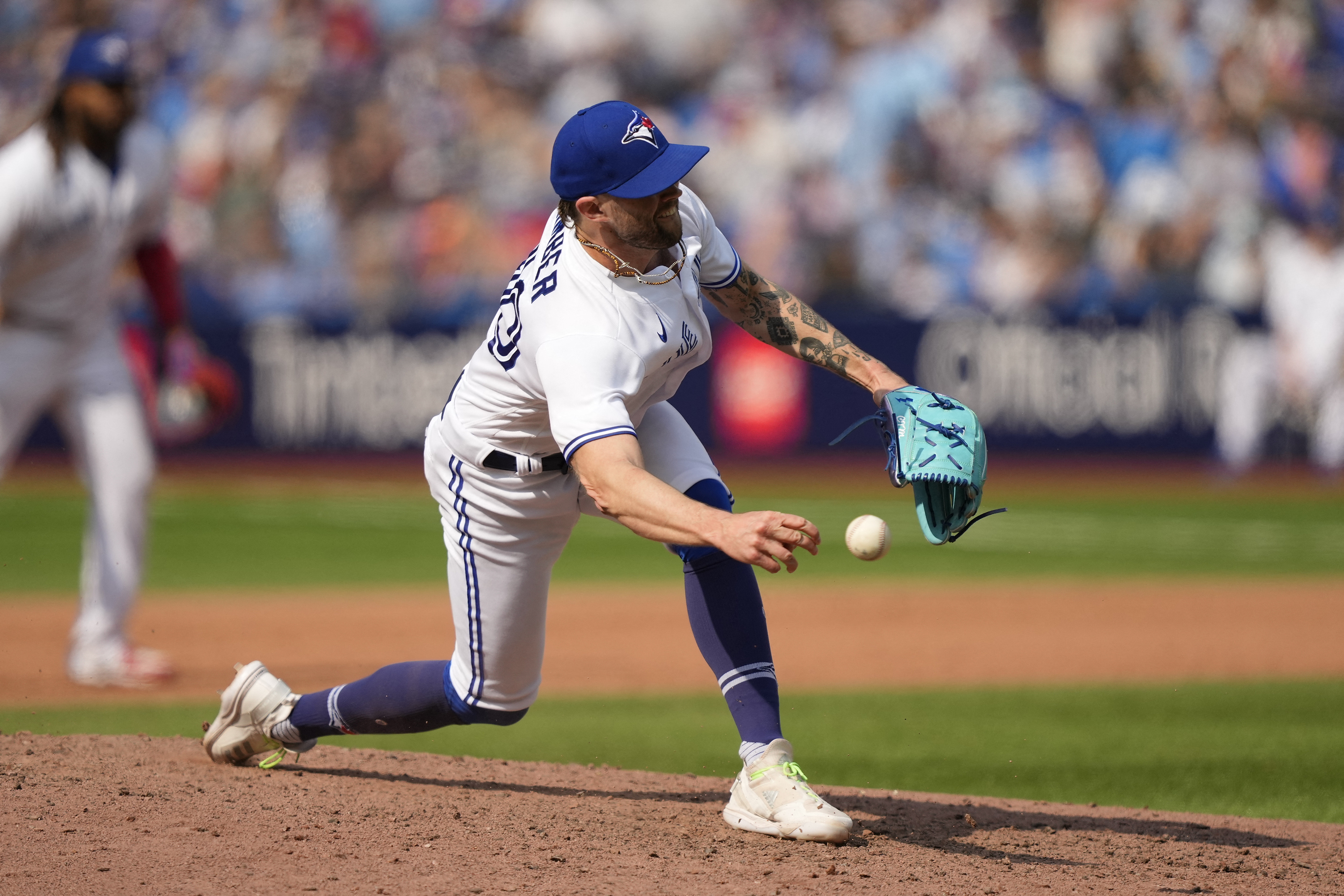 Twins rally with 7-run eighth to topple Blue Jays