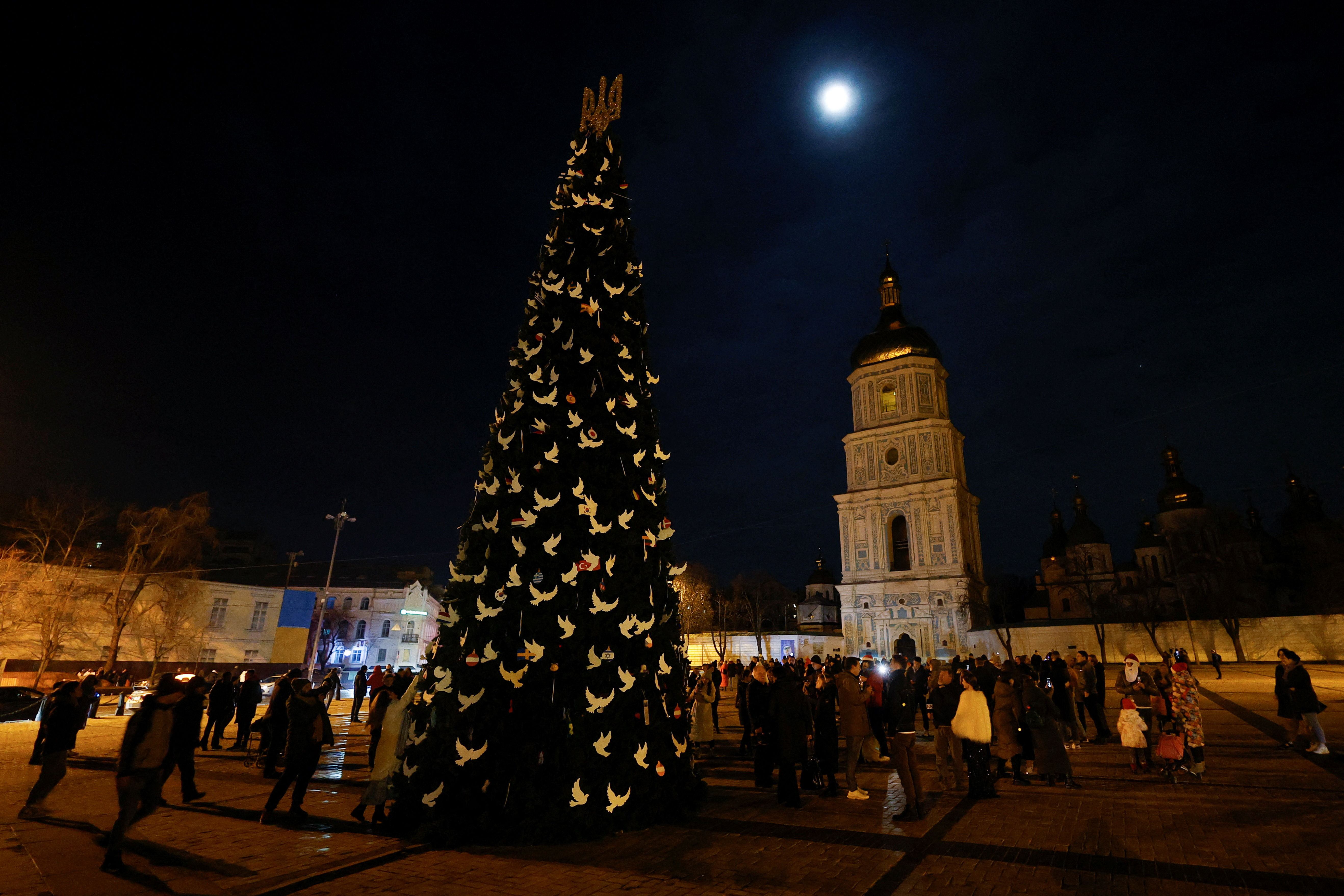 Люди празднуют Новый год в Киеве