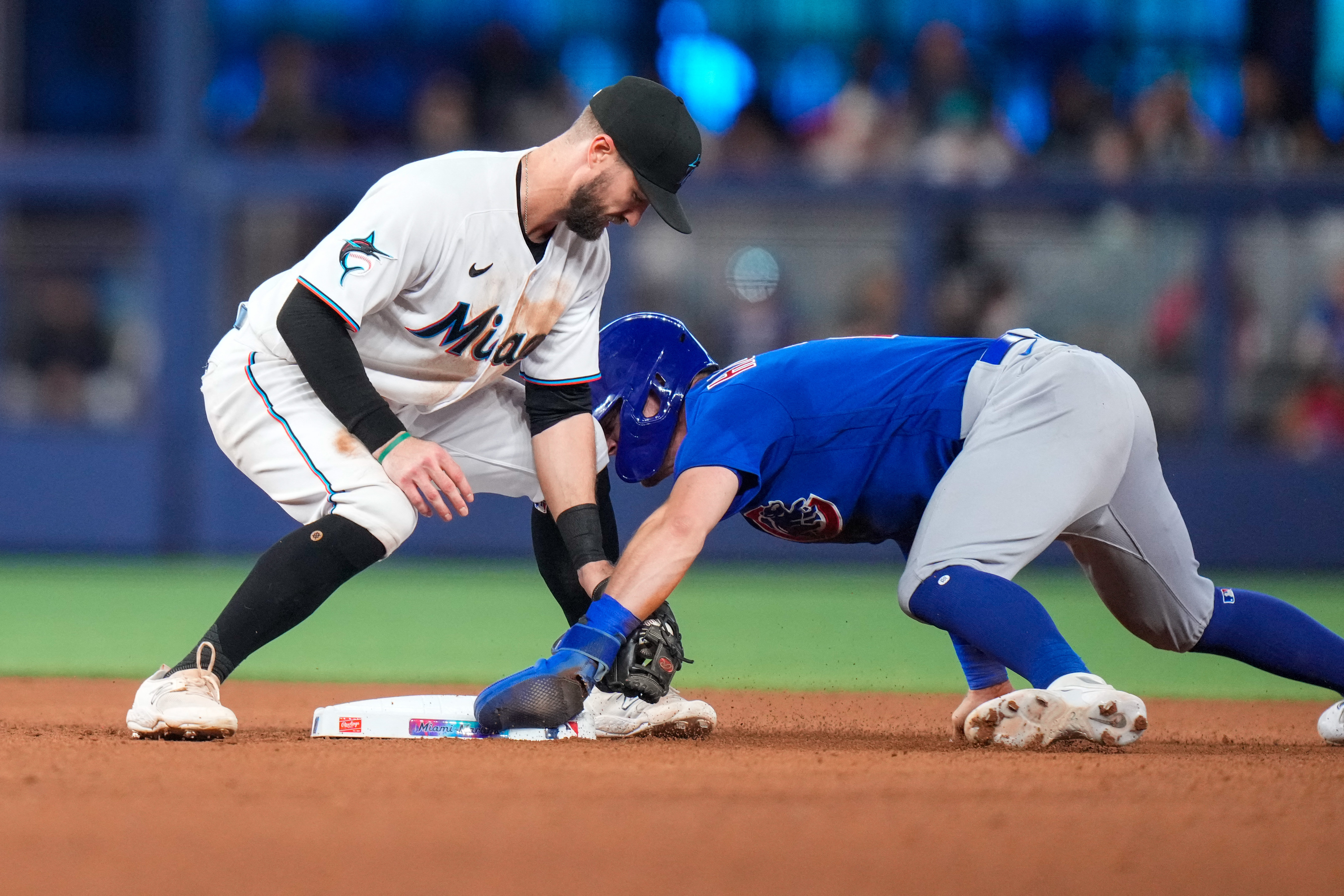 Bote drives in both runs, Cubs edge Marlins 2-1