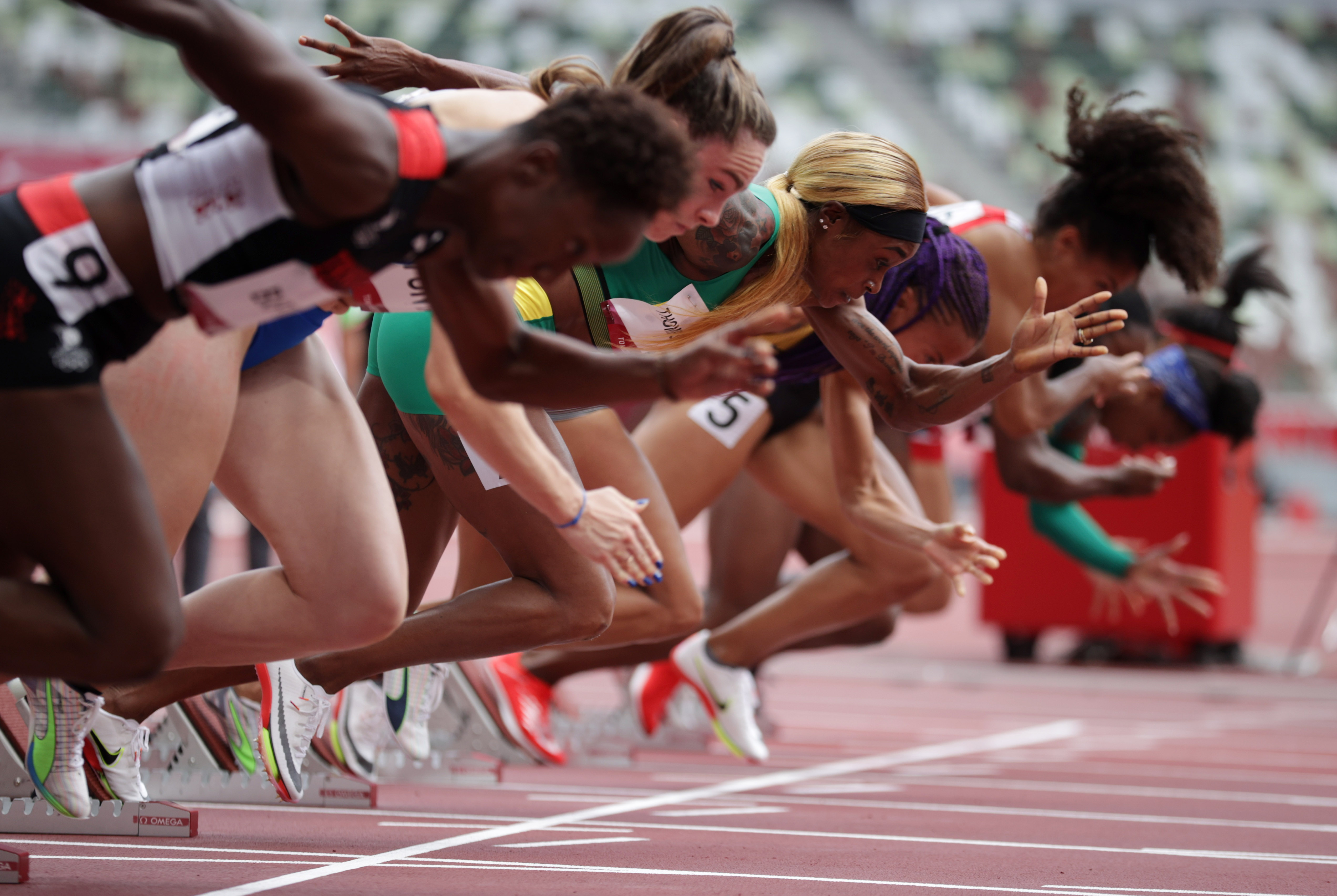 Время бега 100 метров. Бег 100 метров женщины. Легкоатлетки с Ямайки. Эстафета Франция женщины легкая атлетика.