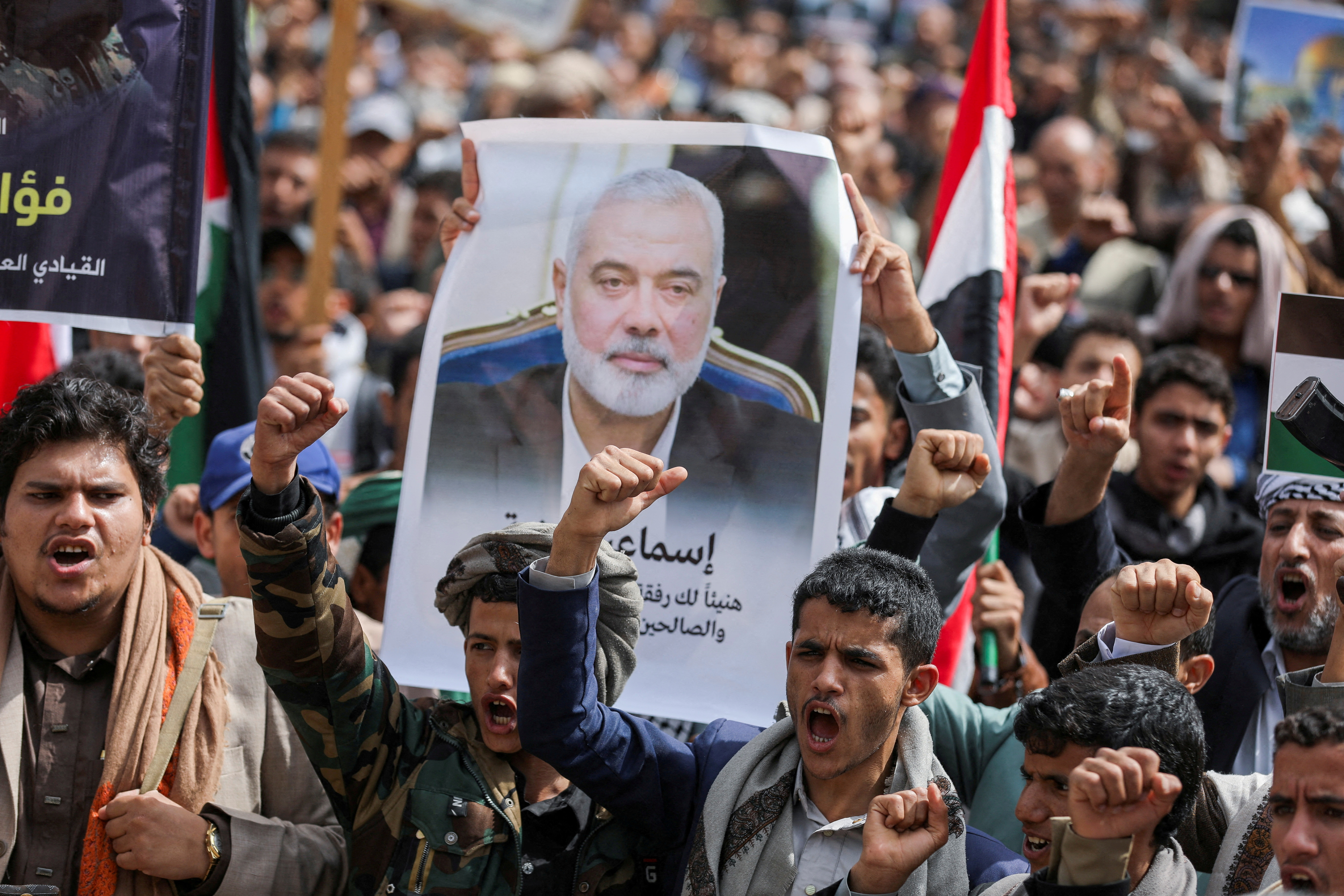 Protesters demonstrate in solidarity with Palestinian prisoners outside UN offices in Sanaa