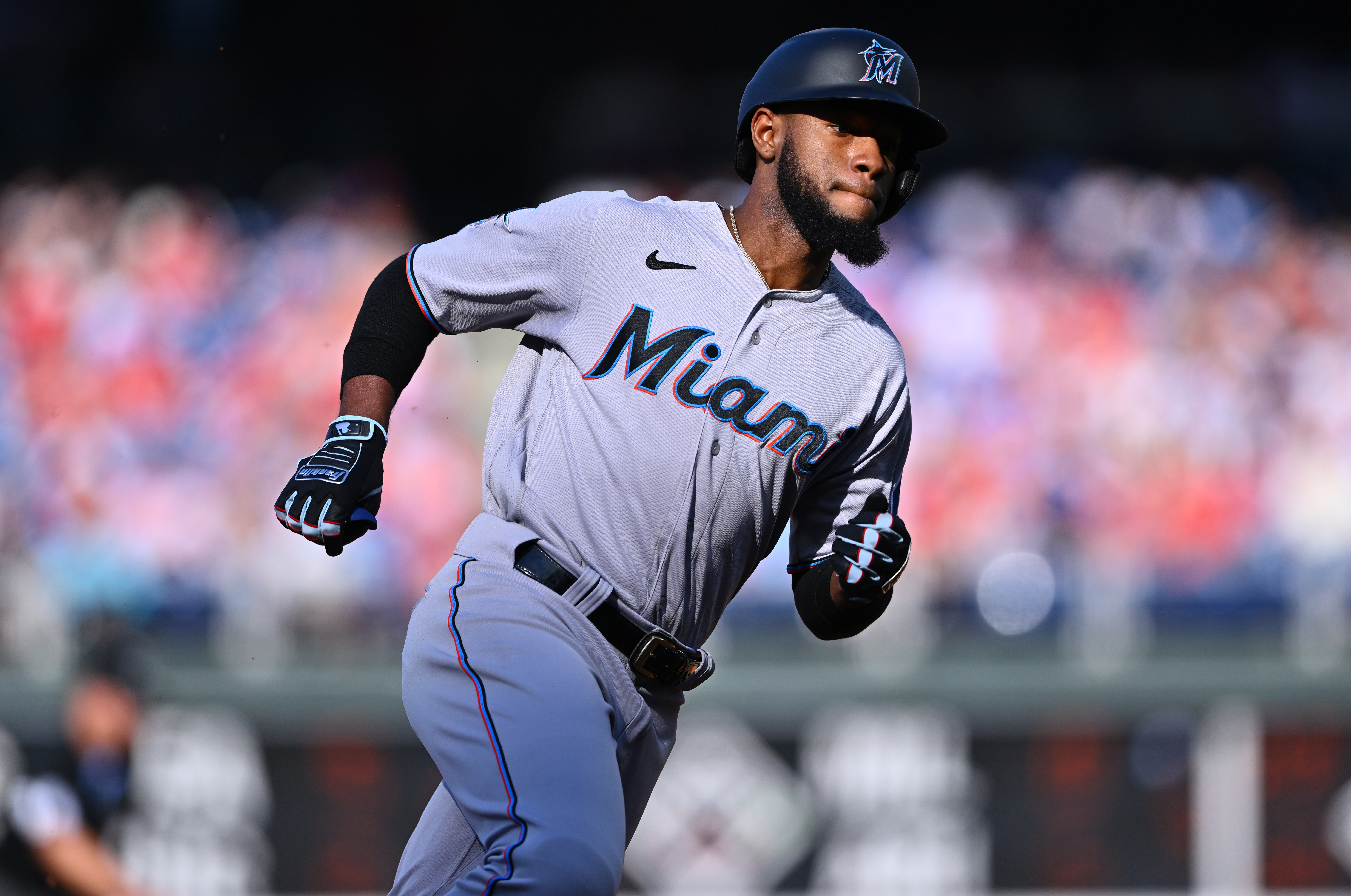 Bryan De La Cruz of the Miami Marlins advances to third base against  News Photo - Getty Images