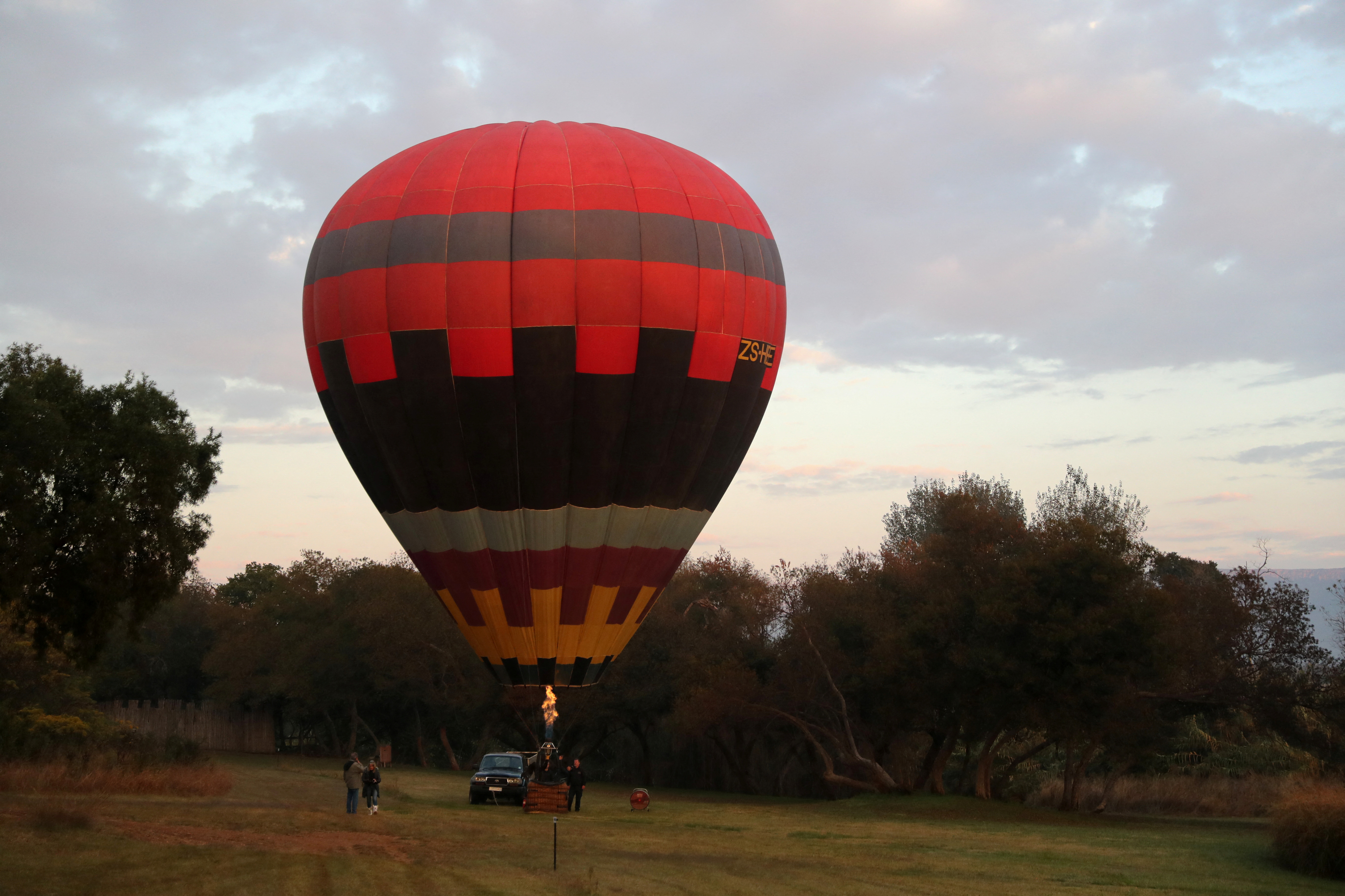 voorkant verdacht Bliksem South Africa's first Black hot air balloon pilot shakes up once-exclusive  sport | Reuters
