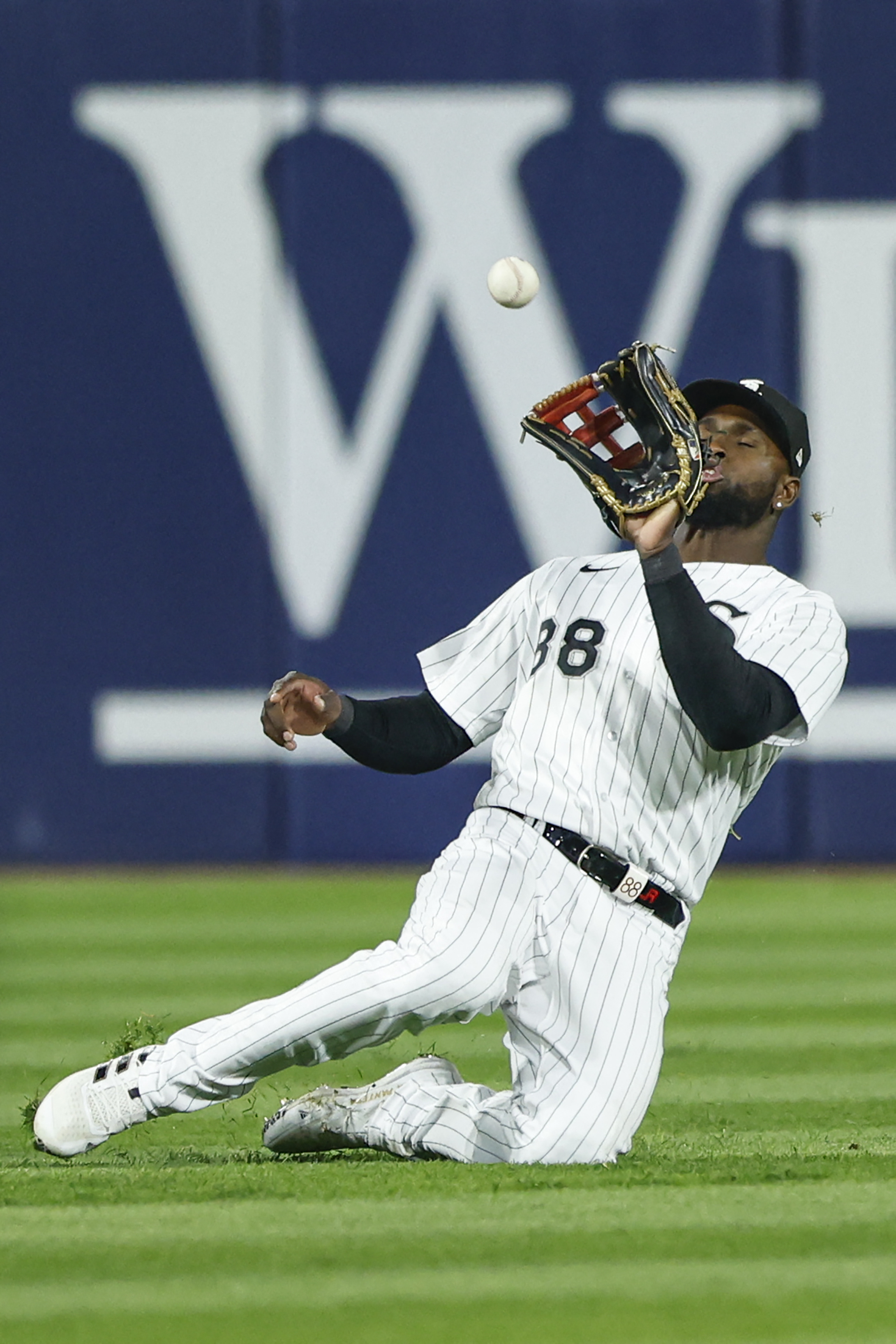 Luis Robert homers, drives in winner as White Sox top Astros