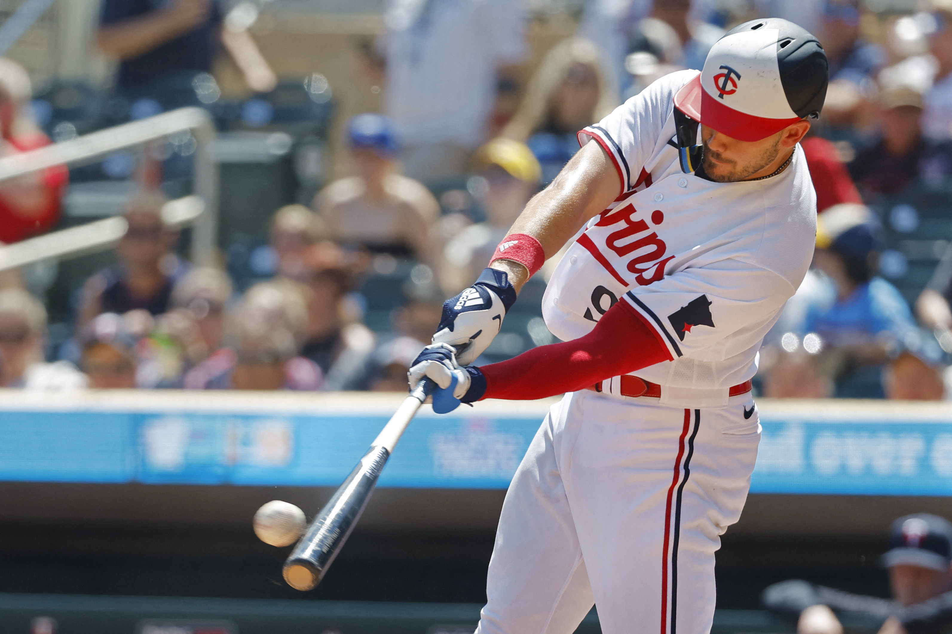 Dylan Moore hits pair of home runs as M's outlast Twins