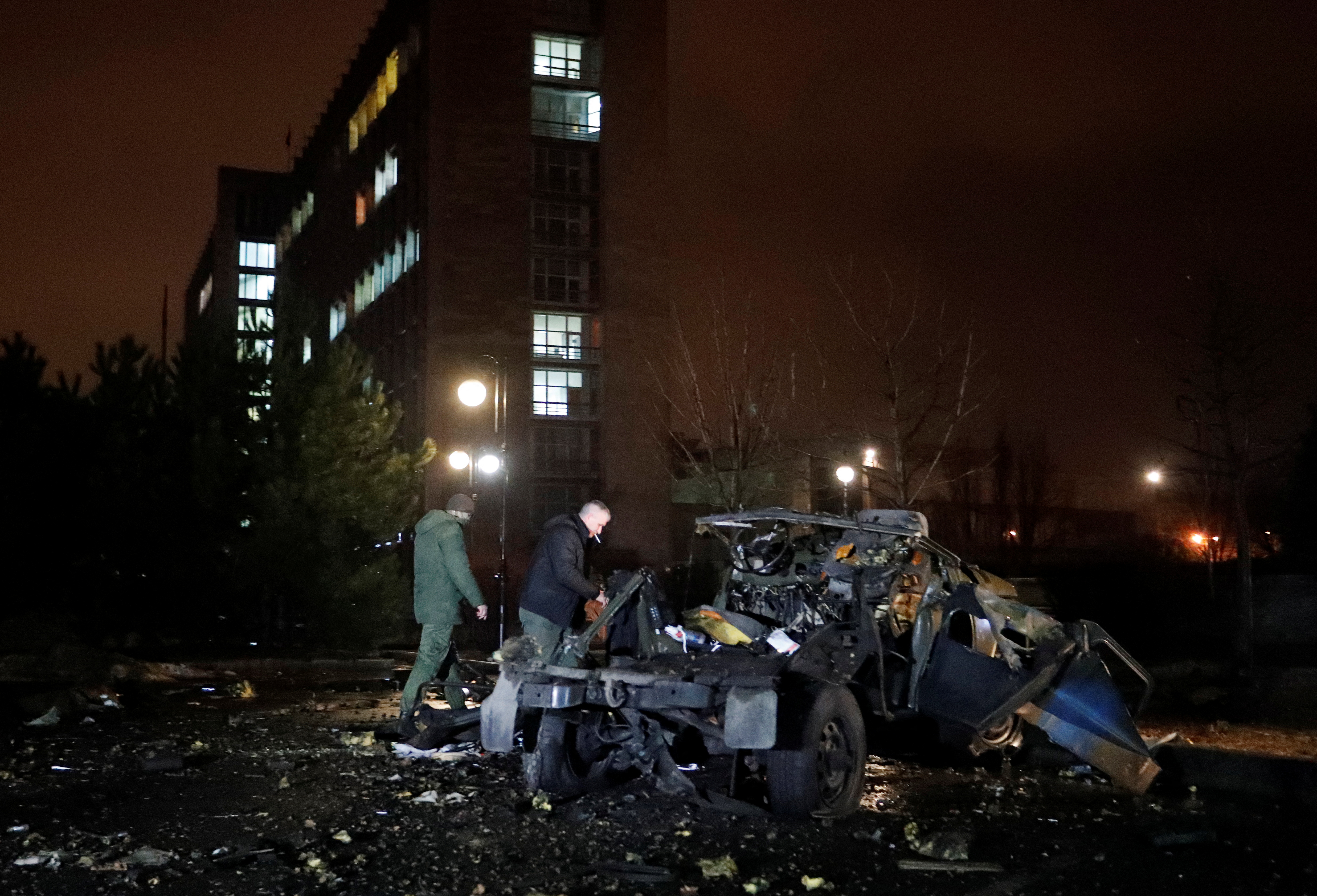 Una vista muestra los restos de un automóvil que, según las autoridades locales, fue volado cerca del edificio del gobierno, en la ciudad controlada por los rebeldes de Donetsk, Ucrania, el 18 de febrero de 2022. REUTERS/Alexander Ermochenko