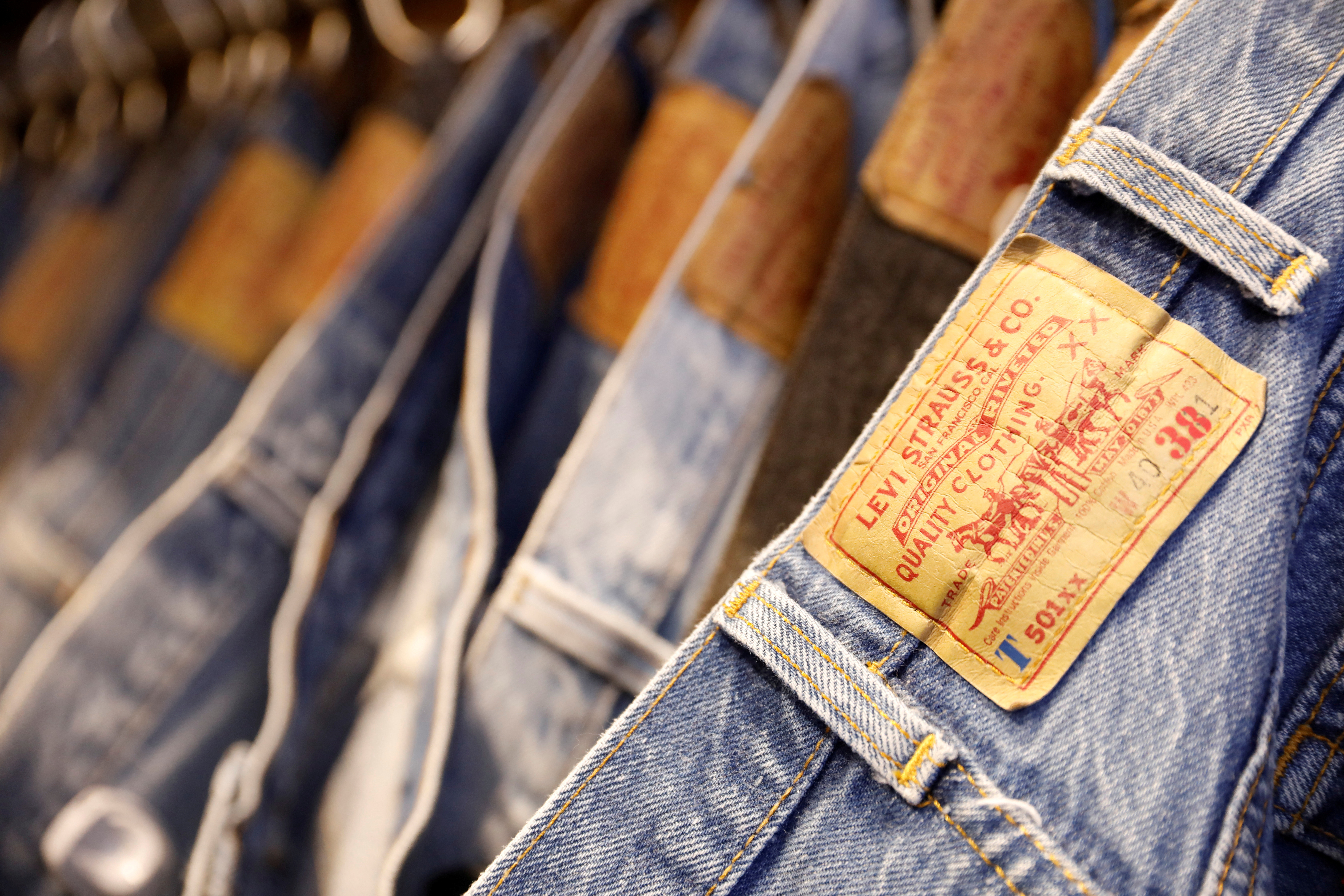 Ødelægge Litteratur ting Levi Strauss to cut prices as weak consumer spending hits outlook | Reuters