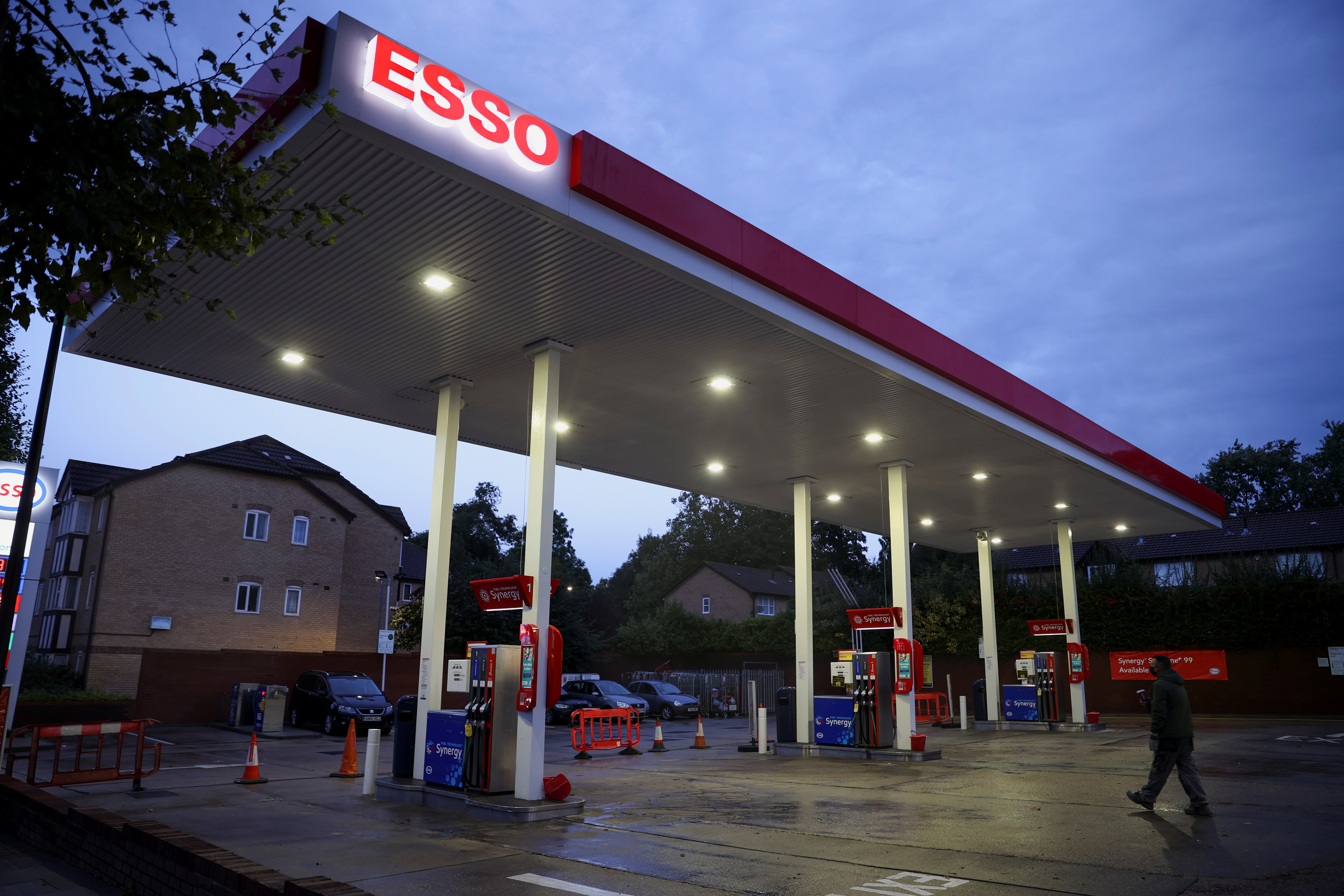 A tenth of gas stations still dry in London and southeast England