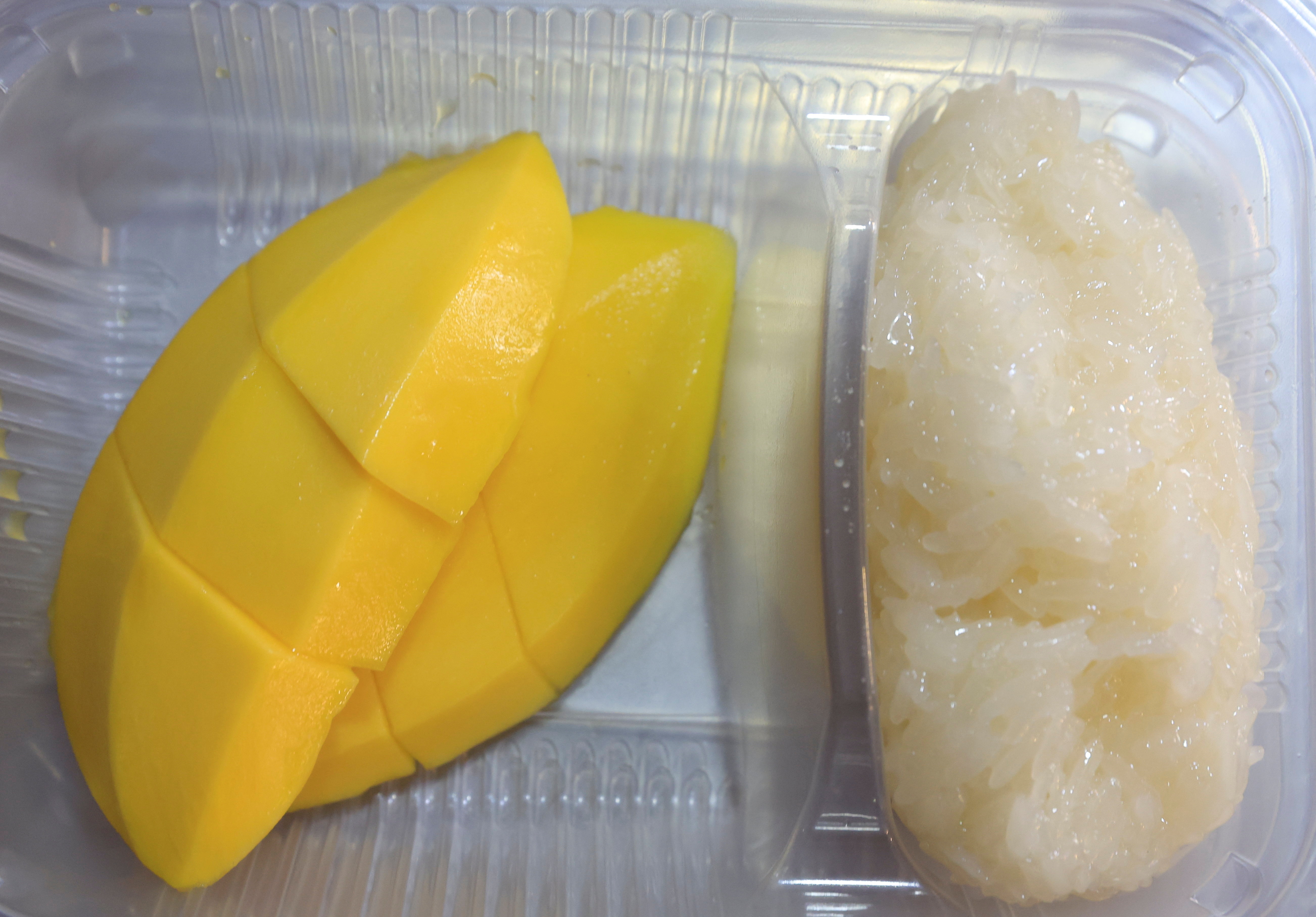 El bocadillo de arroz pegajoso de mango del rapero tailandés Milli impulsa el amado postre