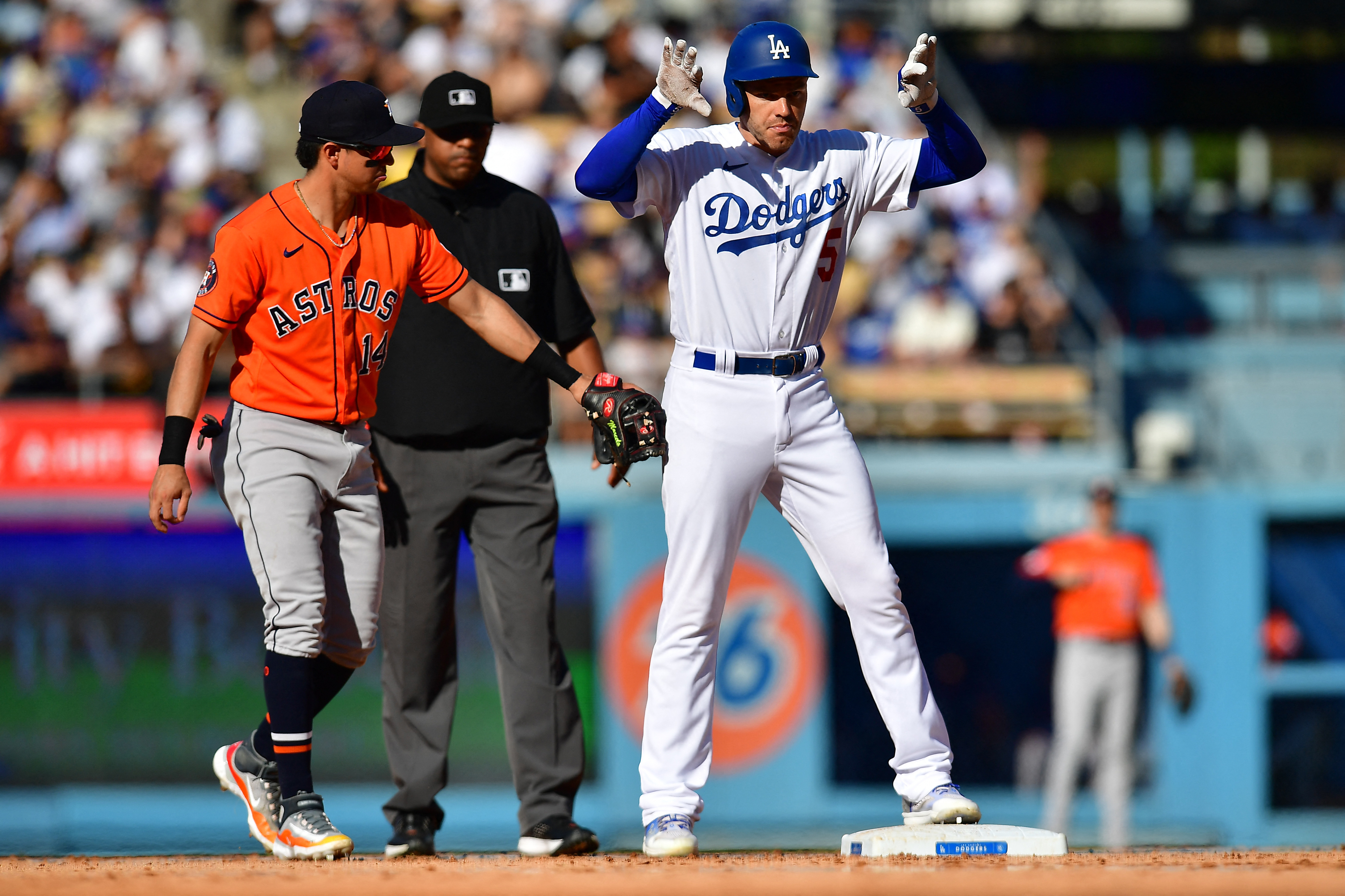 Alex Bregman helps push Astros past Dodgers in 11 innings