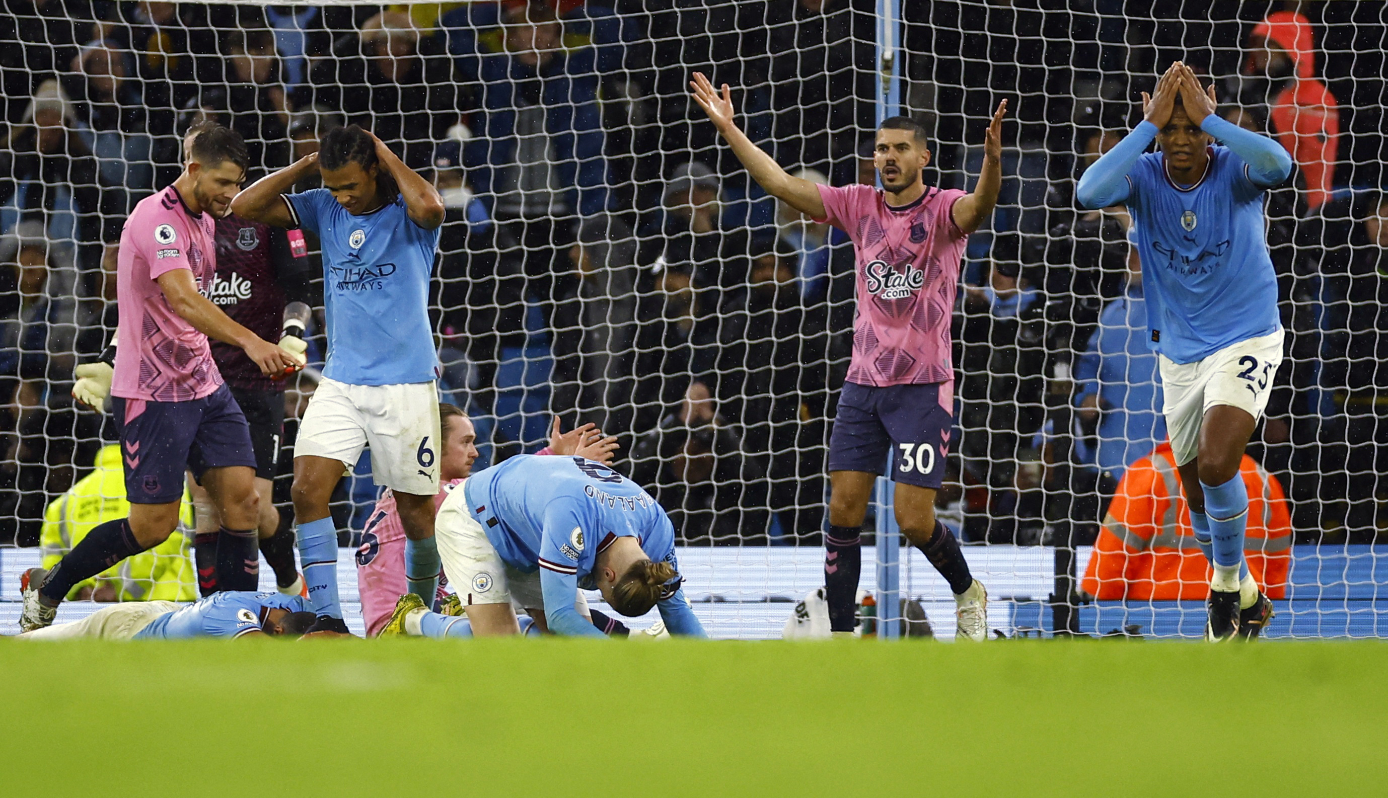 Soccer Man City Fall Behind In Title Race After Everton Draw Reuters