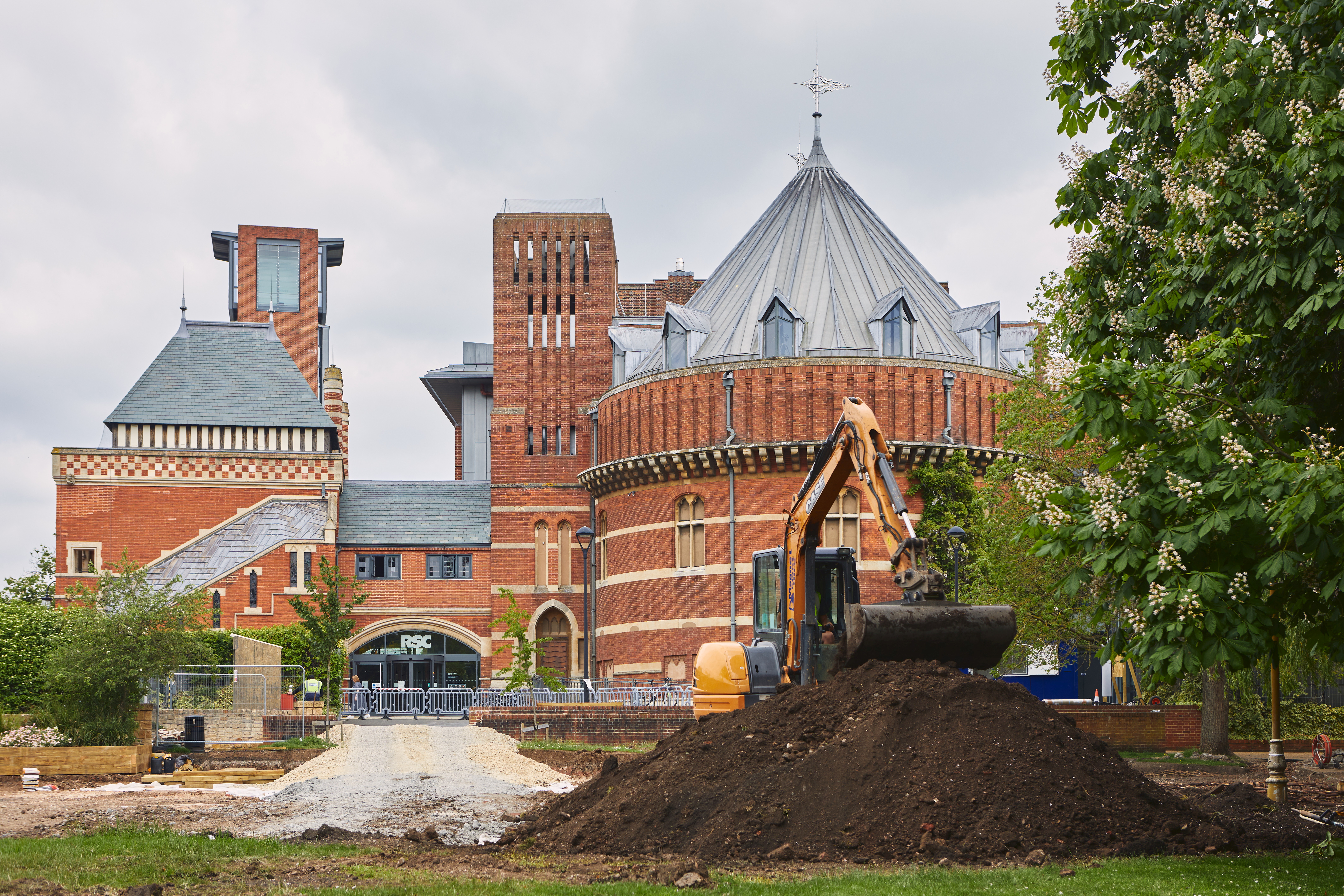 Një pamje tregon vendin e ndërtimit për Lydia dhe Manfred Gorvy Garden Theatre, ndërsa Royal Shakespeare Company e Britanisë përgatitet të nisë teatrin e tyre të ri të kopshtit, në Stratford-upon-Avon, Britani 3 Qershor 2021. Mirësjellje Sam Allard / studiot e Fisher / RSC / Handout përmes REUTERS
