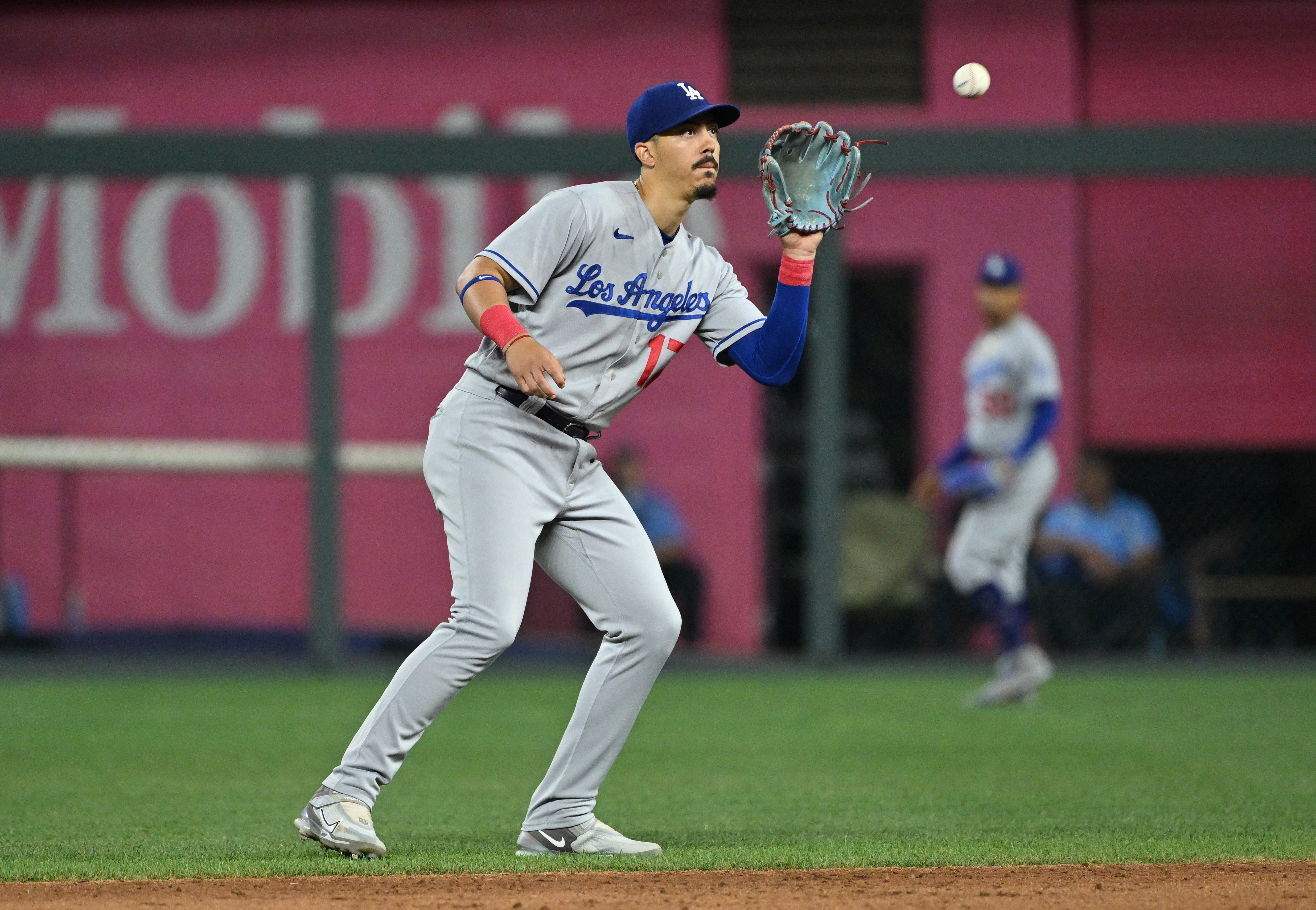 Royals ride big first inning to win over Dodgers