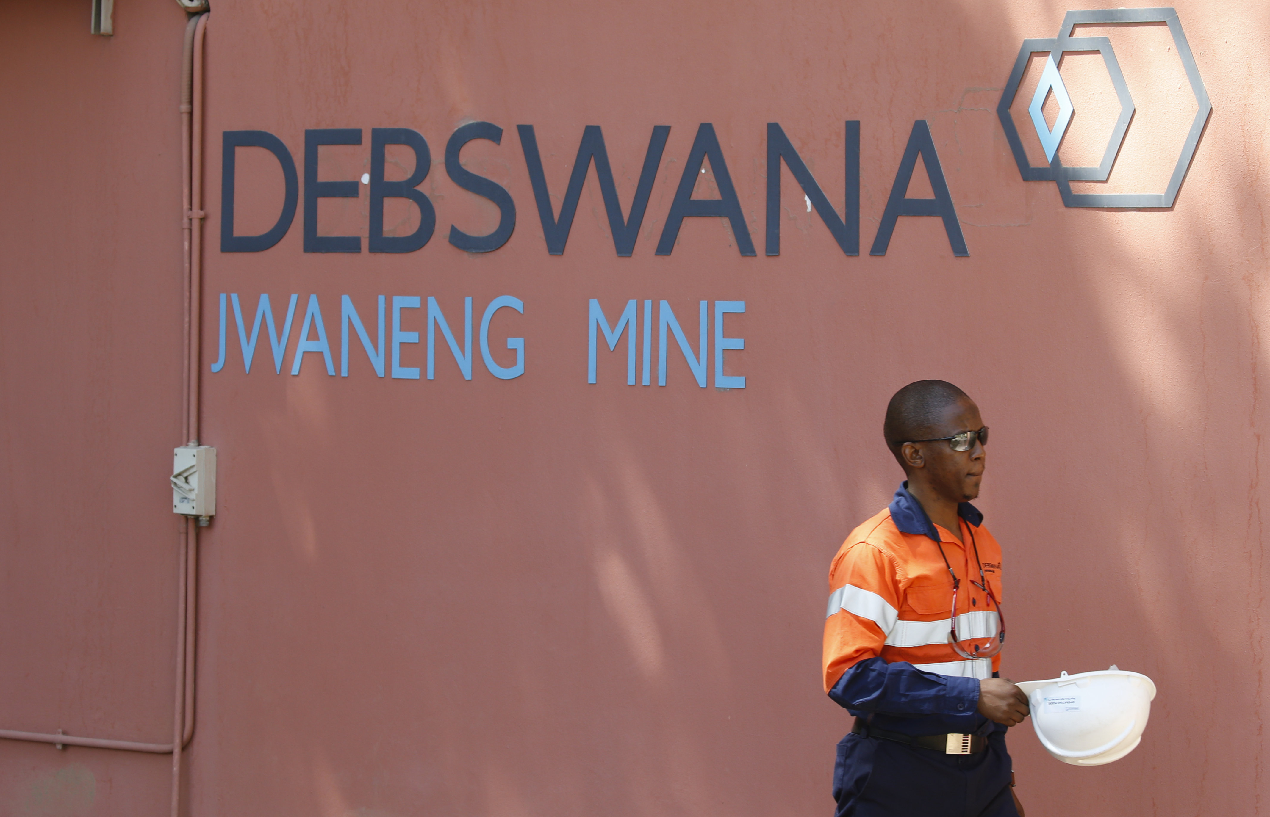 De Beers Signs 35-year Diamond Exploration and Mining Contracts with Angola￼