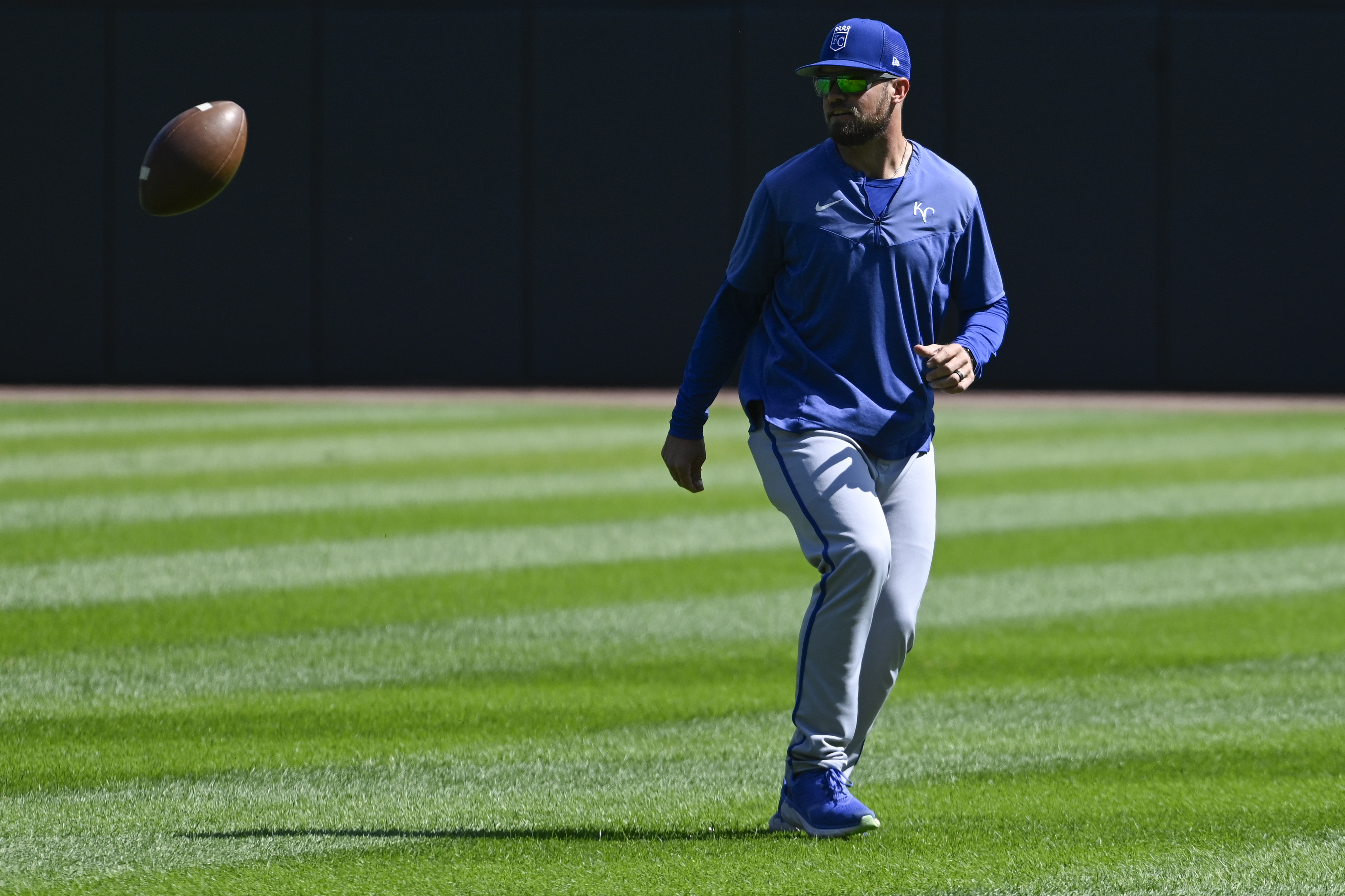 The Kansas City Royals erupt for 9 runs in the 1st inning! 