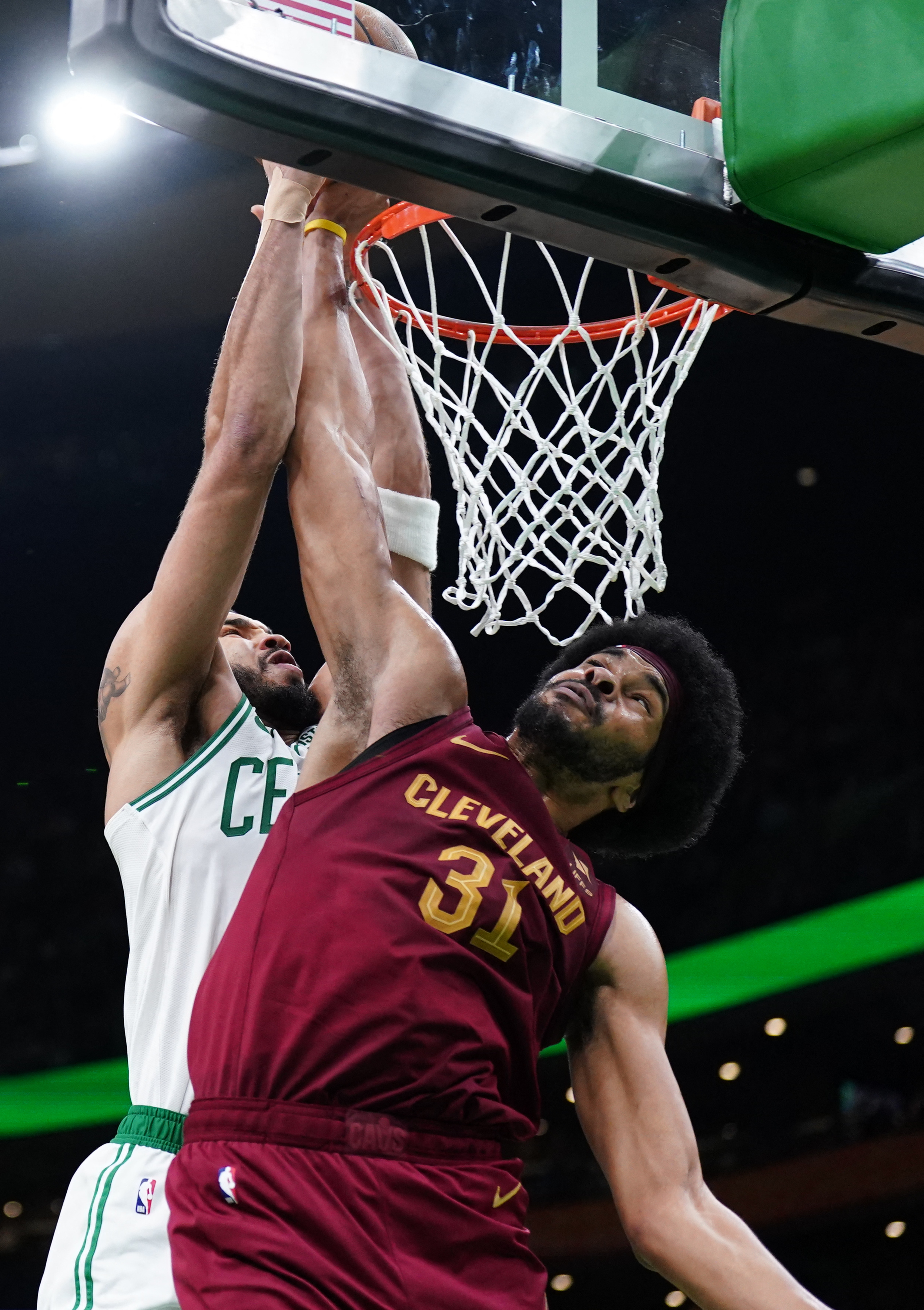Celtics sink Cavs, improve to 11-0 at home