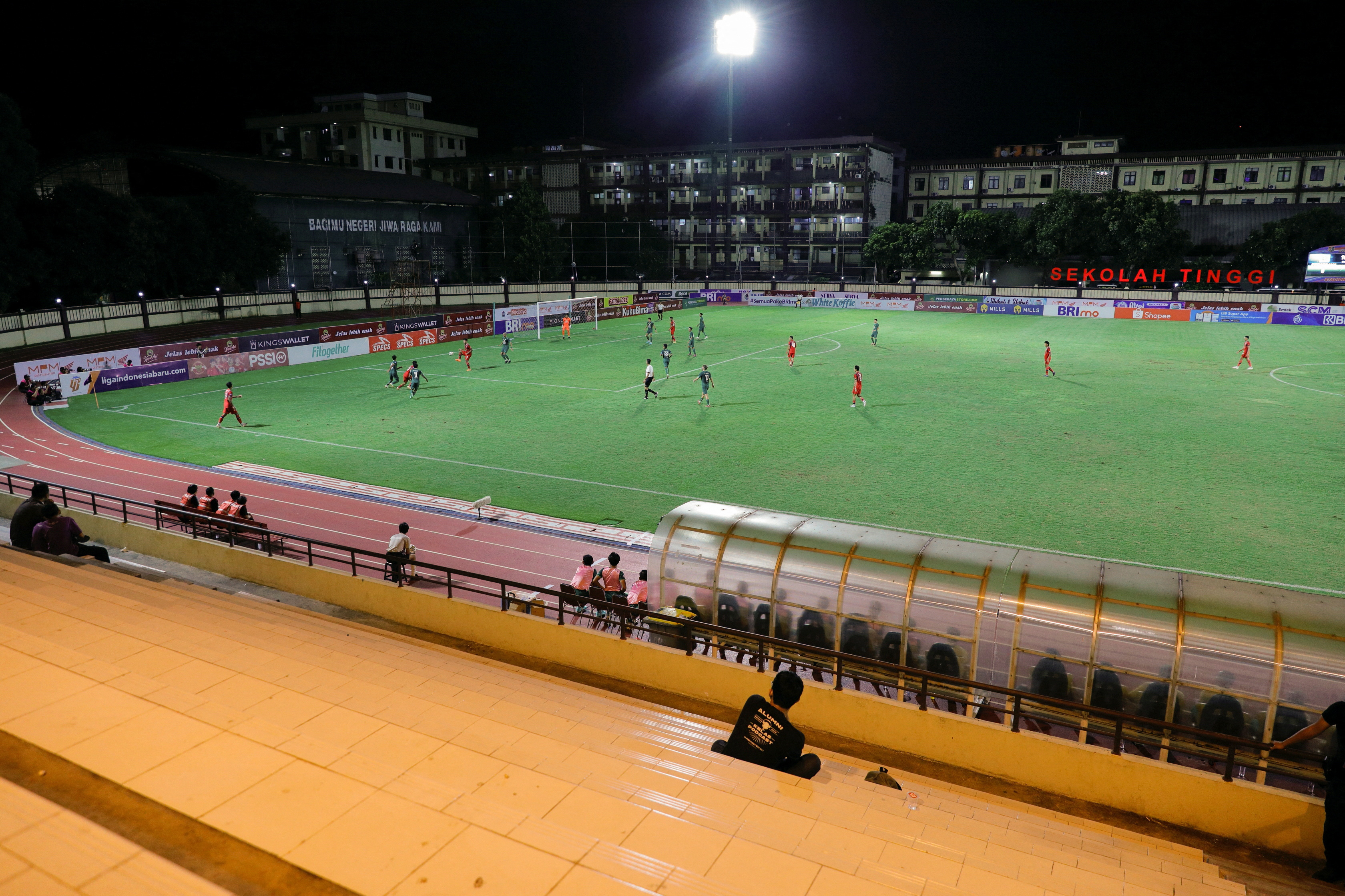 Trận đấu bóng đá của Persebaya và Arema FC được tổ chức mà không có khán giả ở Jakarta