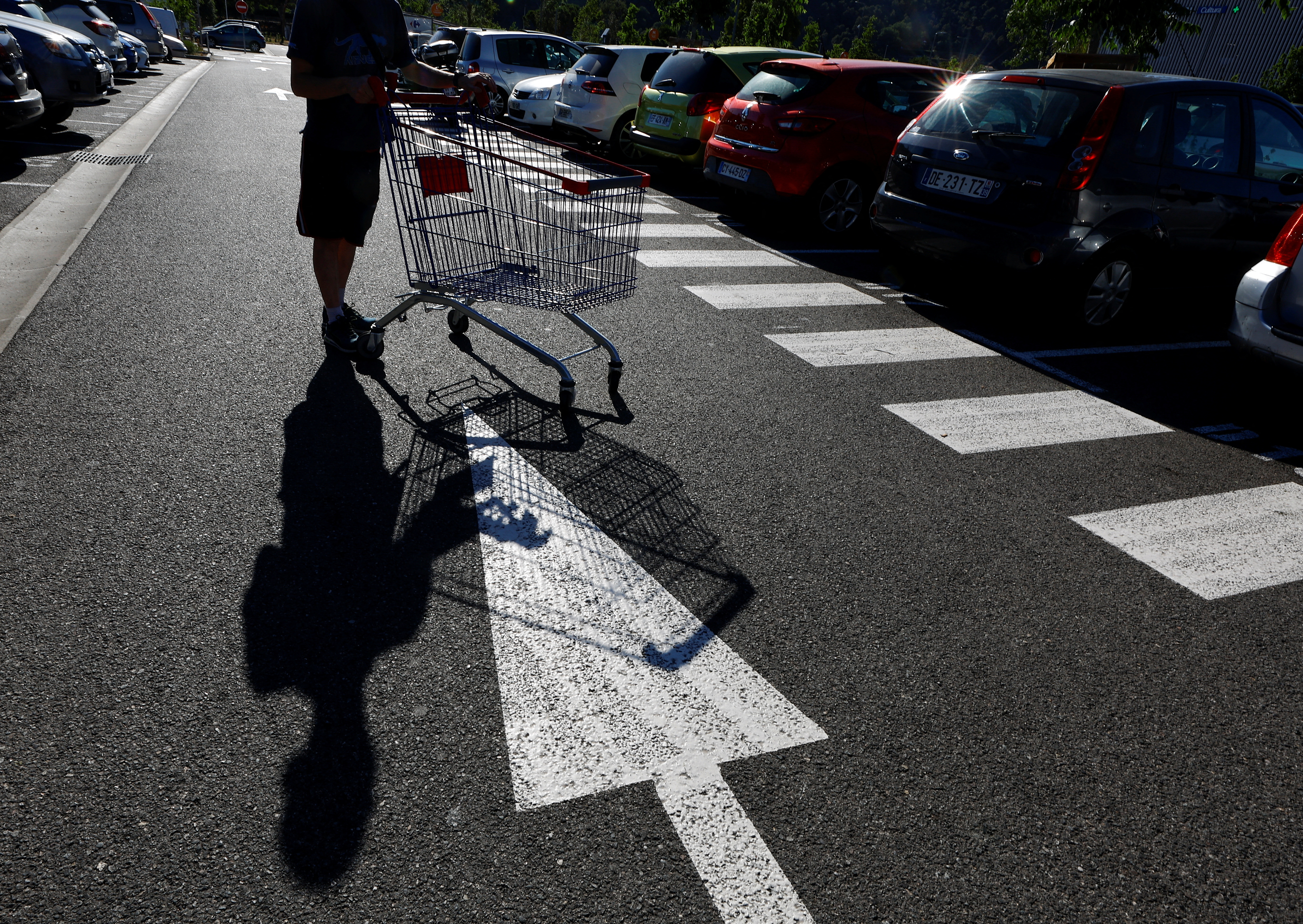 A man pushes a shopping cart in Nice
