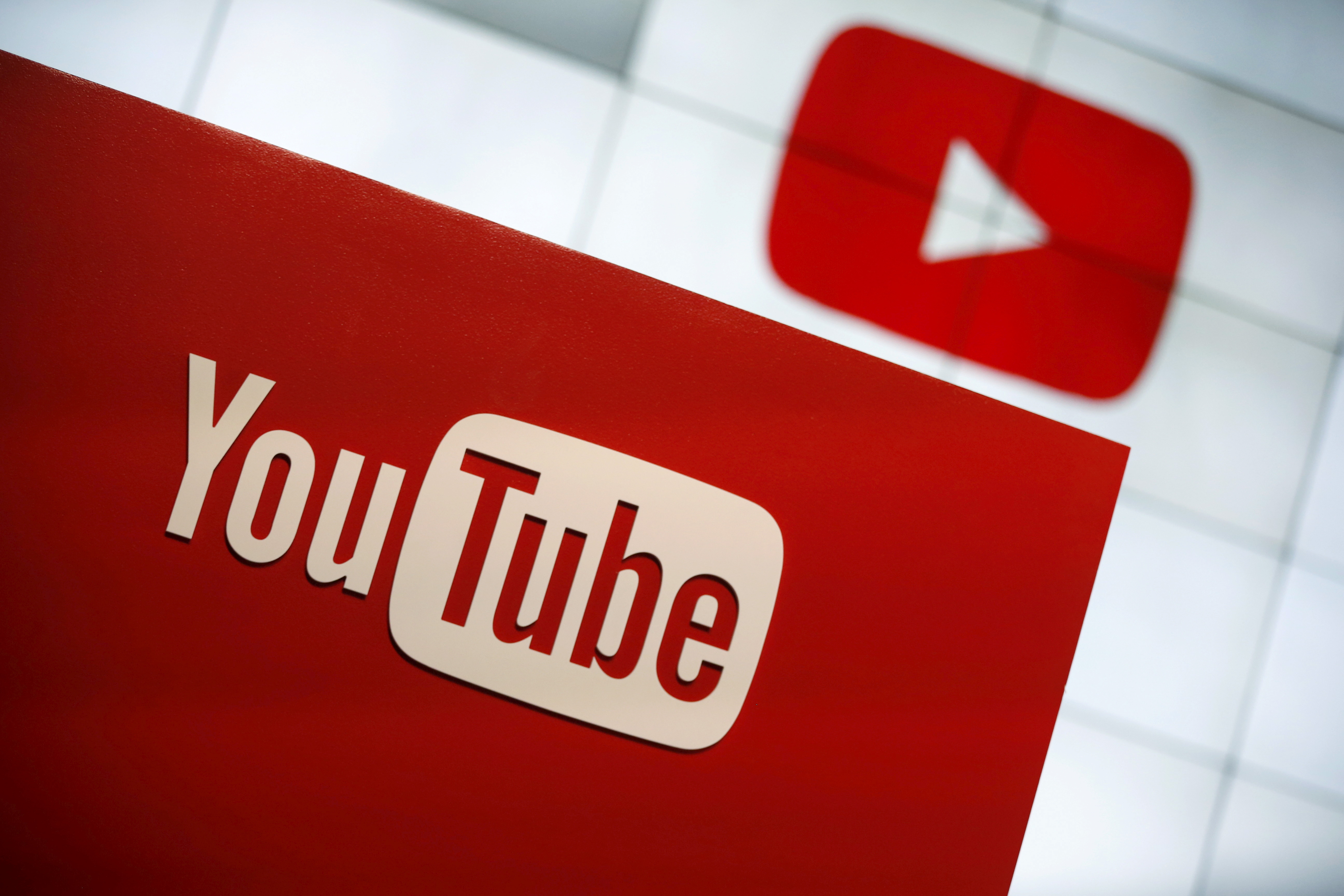 2015 년 10 월 21 일 미국 캘리포니아 로스 앤젤레스 Playa Del Rey에있는 YouTube 스페이스 LA의 YouTube 로고