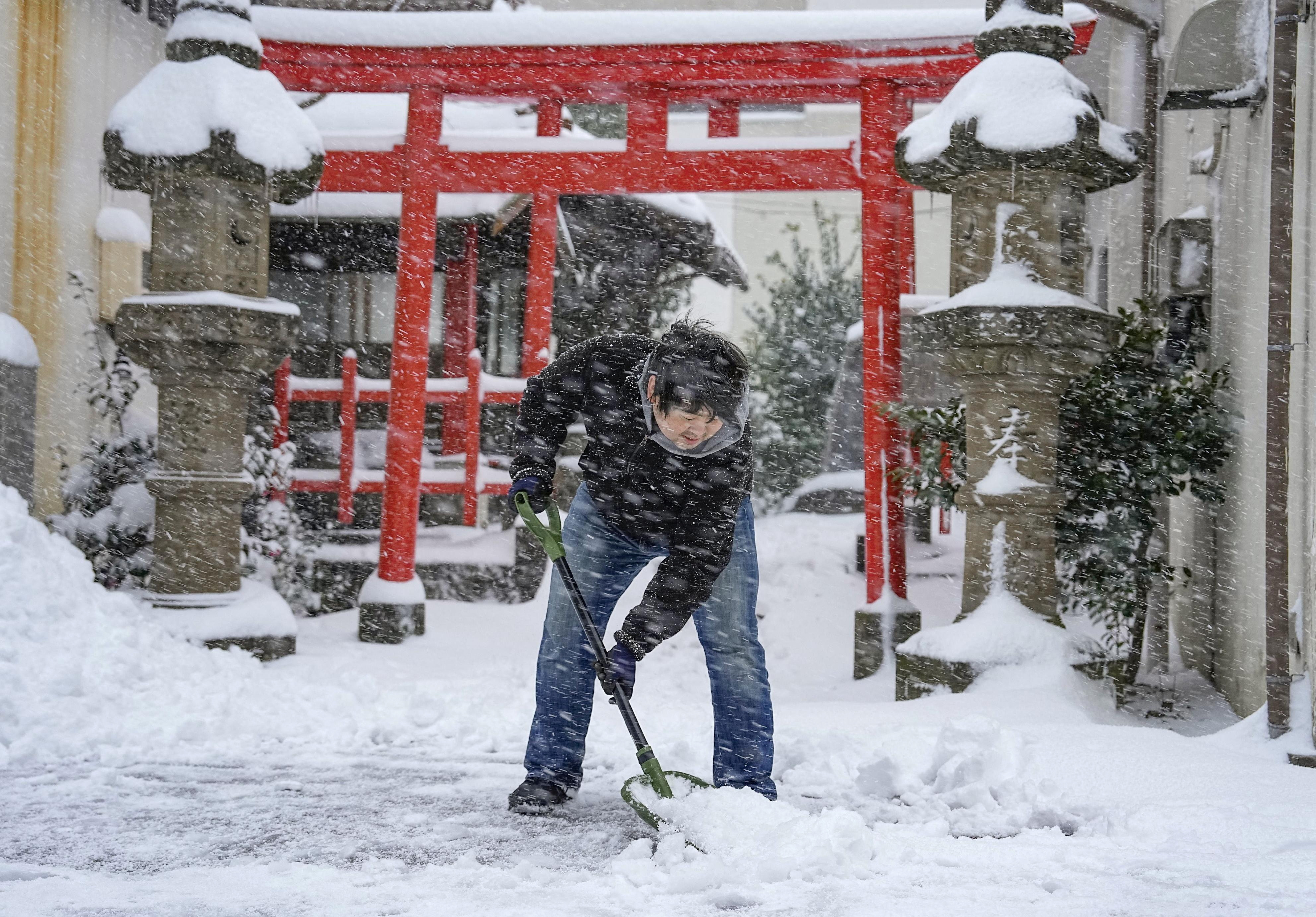 Japan Weather Agency Issues First Heavy Snow Alert In Four Years
