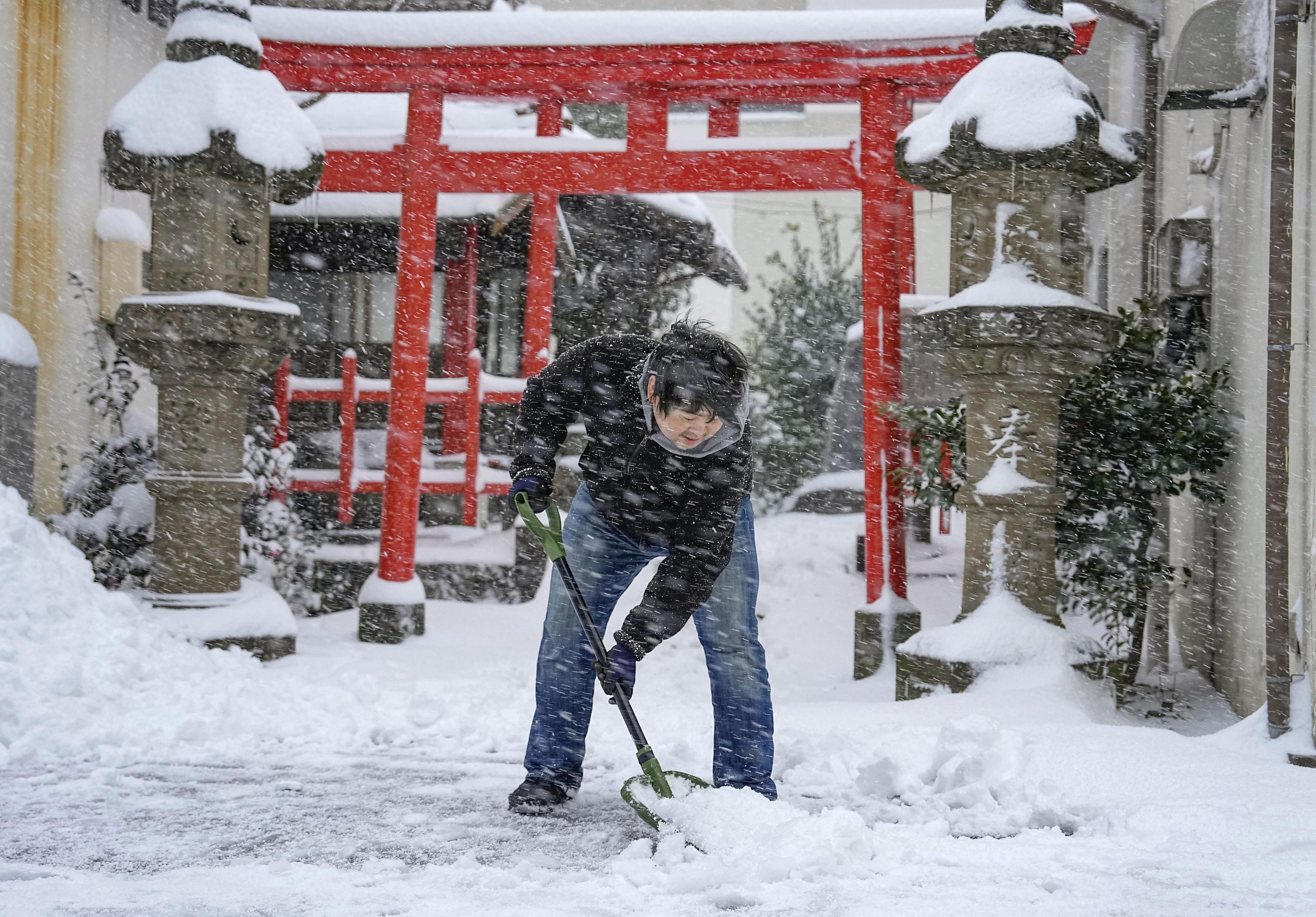 Record heavy snow disrupts Tokyo transit, including flights 