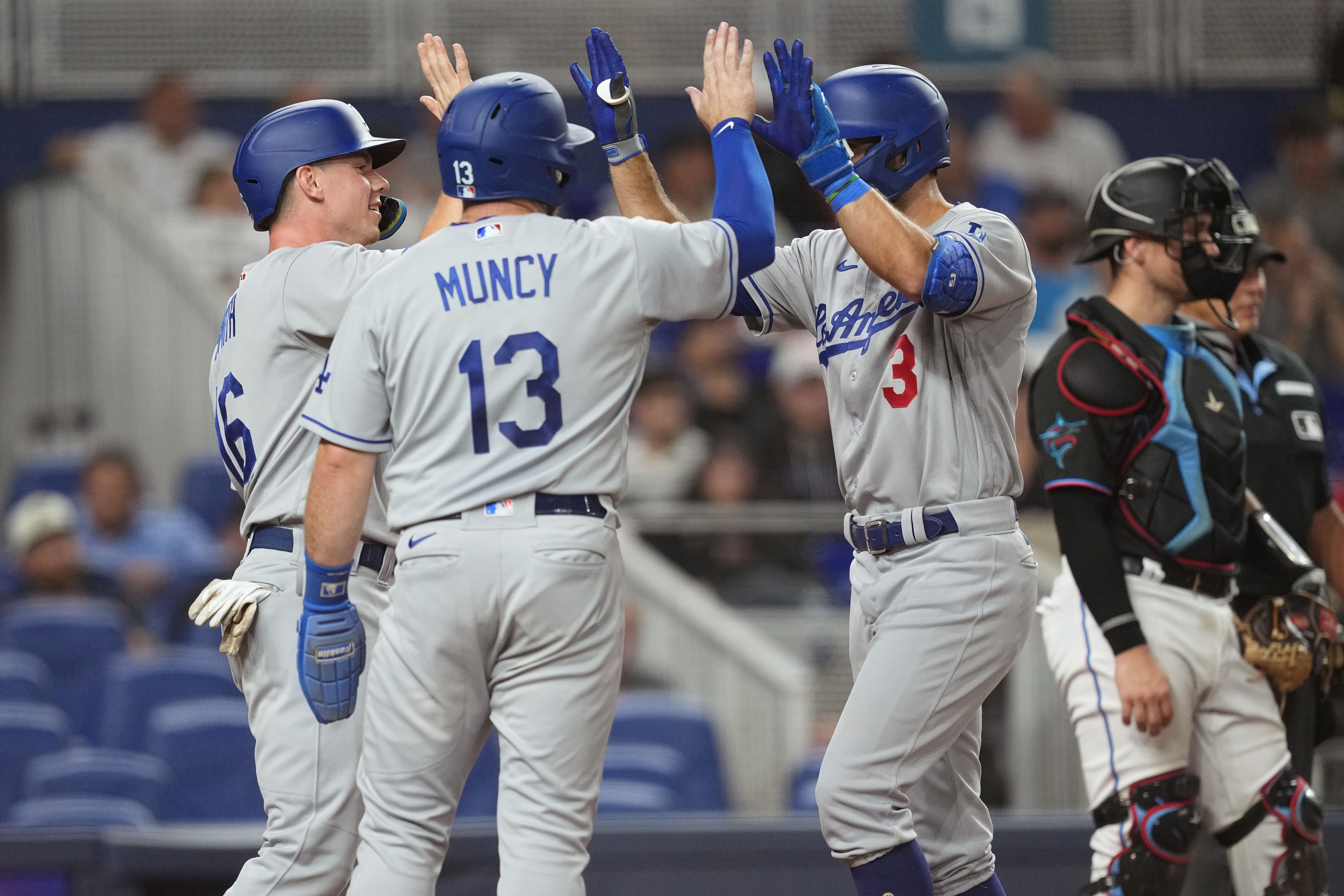 Dodgers fall to Marlins 3-2, end 4-game winning streak