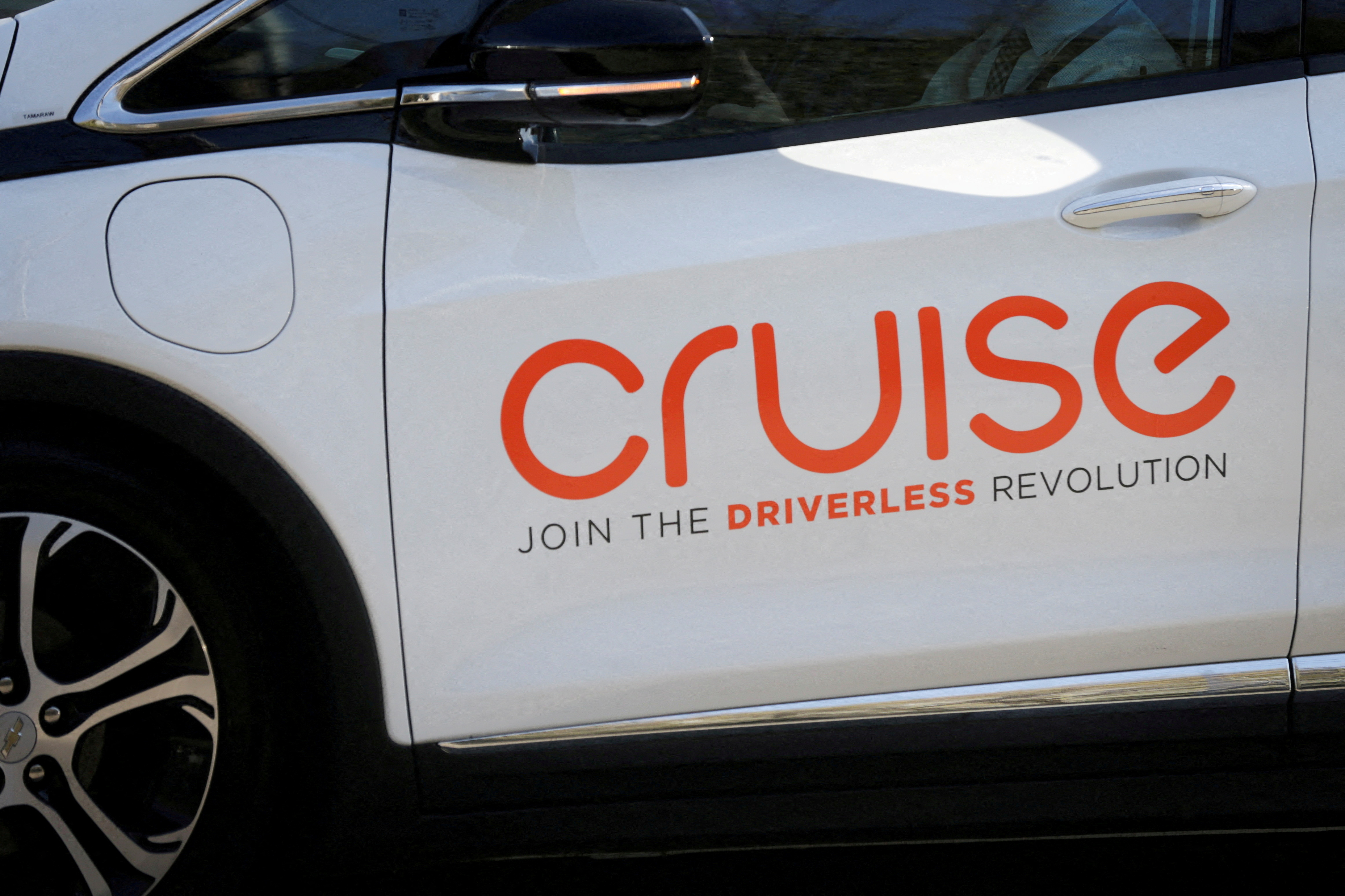 GM Bolt EV yang dapat mengemudi sendiri terlihat dalam acara media di mana Cruise, unit mobil otonom GM, memamerkan mobil self-driving-nya di San Francisco