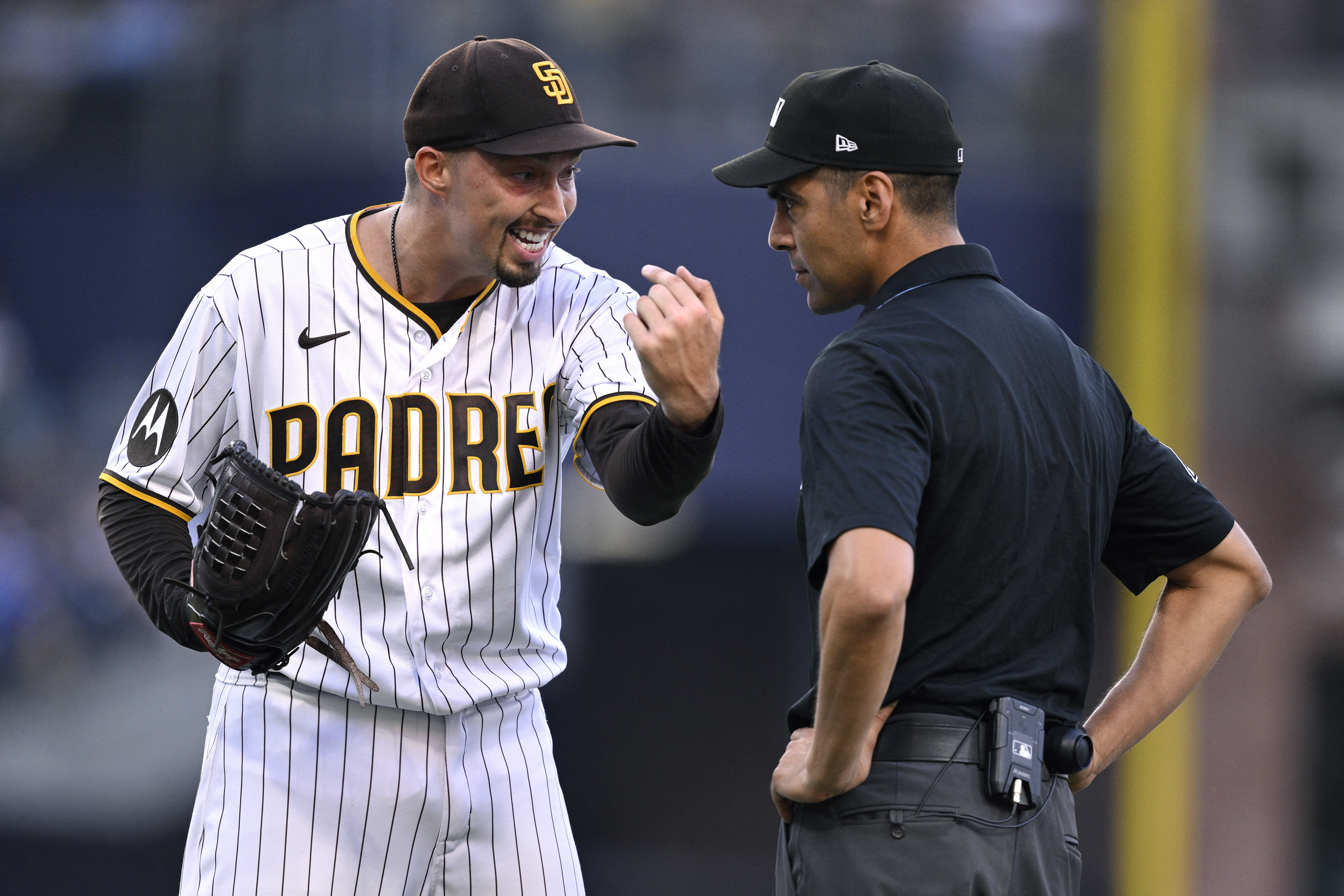 Padres explode late, end Dodgers' recent dominance