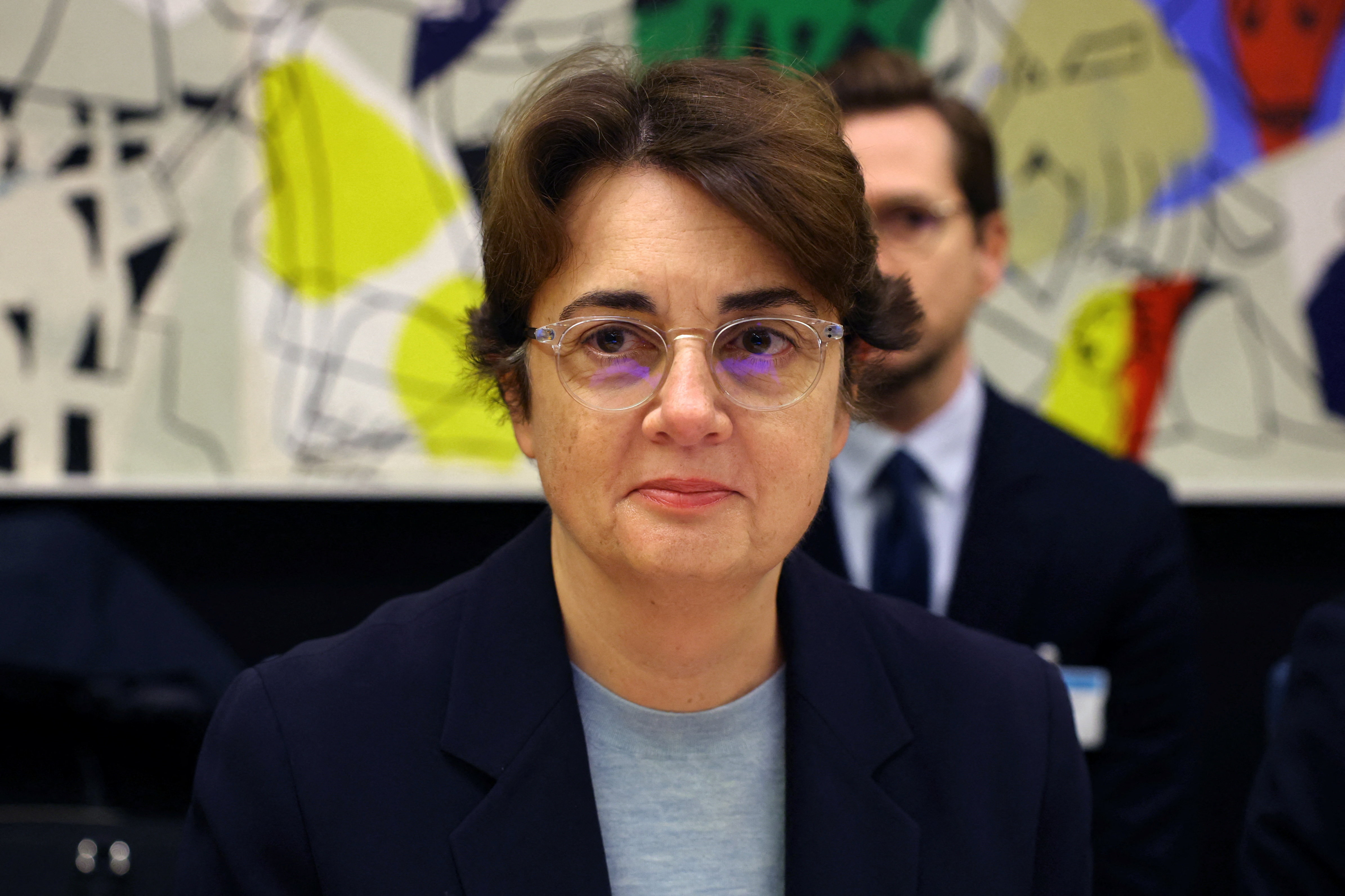 ماكرون يقبل استقالة مديرة متحف اللوفر بعد سرقة مجوهرات | رويترز