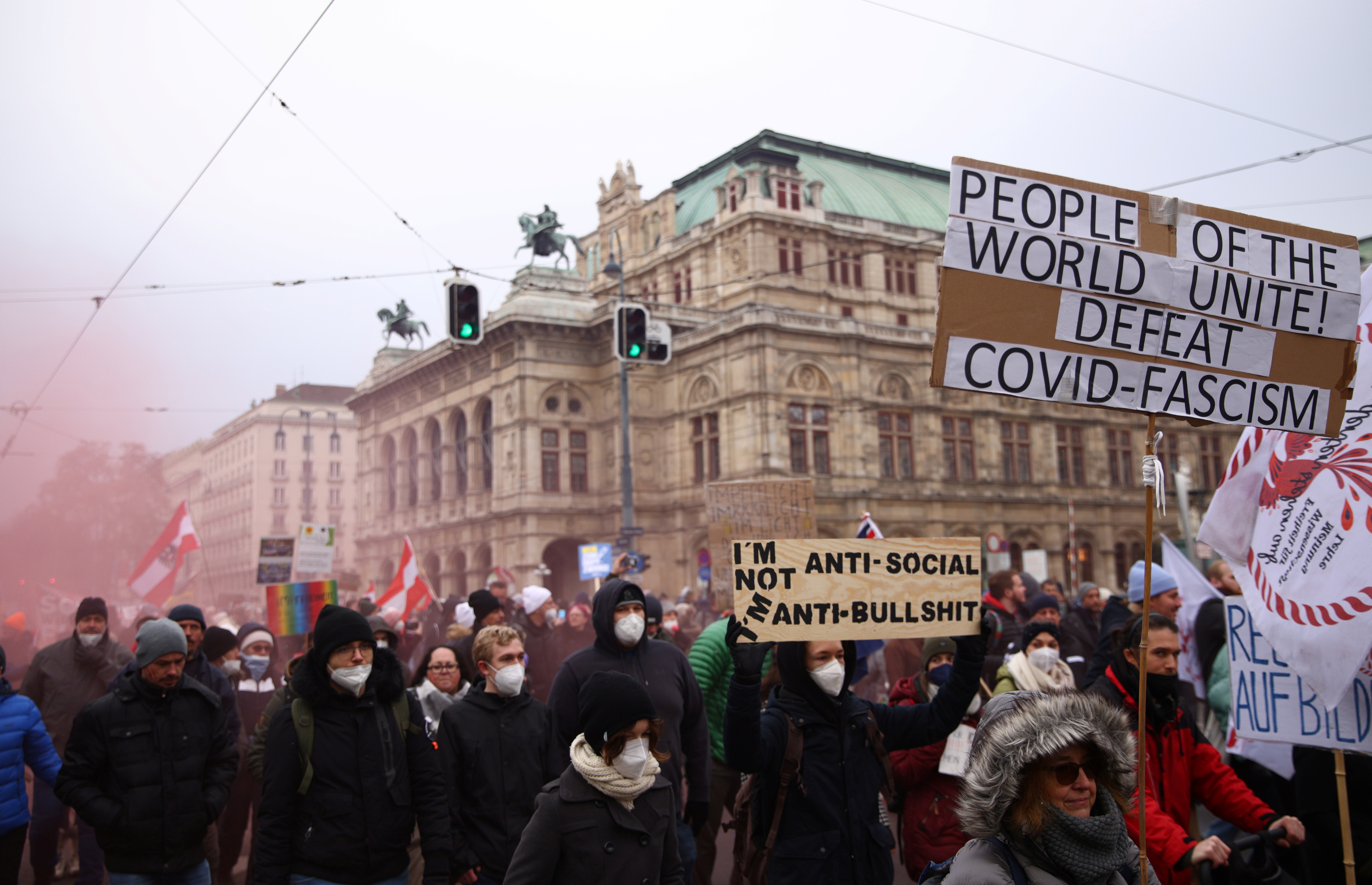 Meeleavaldajad hoiavad 19. detsembril 4 Austrias Viinis riigiooperi ees lippe ja plakateid, et protesteerida koroonaviiruse haiguse (COVID-2021) piirangute ja kohustusliku vaktsineerimise vastu. REUTERS/Lisi Niesner