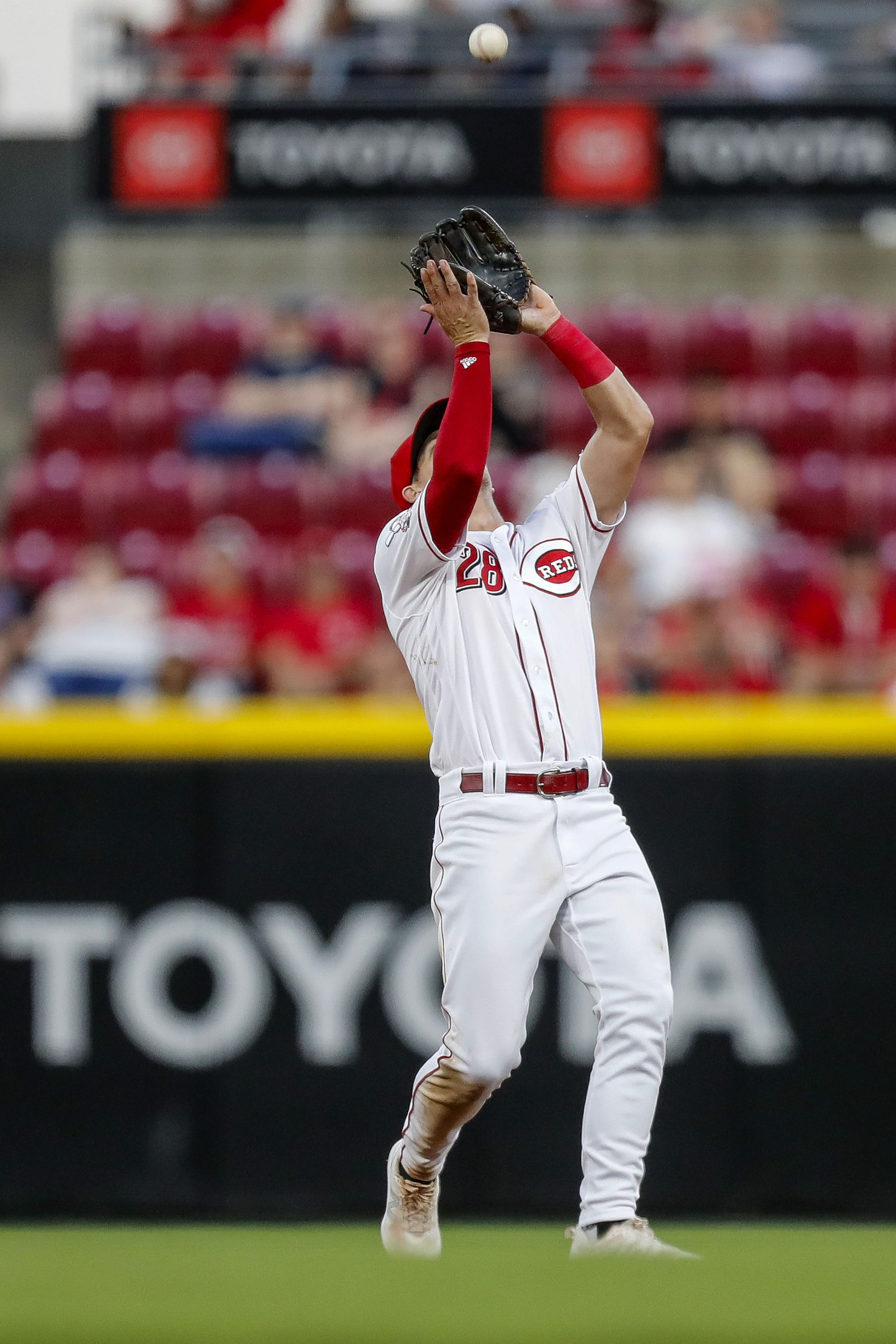 Reds build big lead, hold on for win over Mets