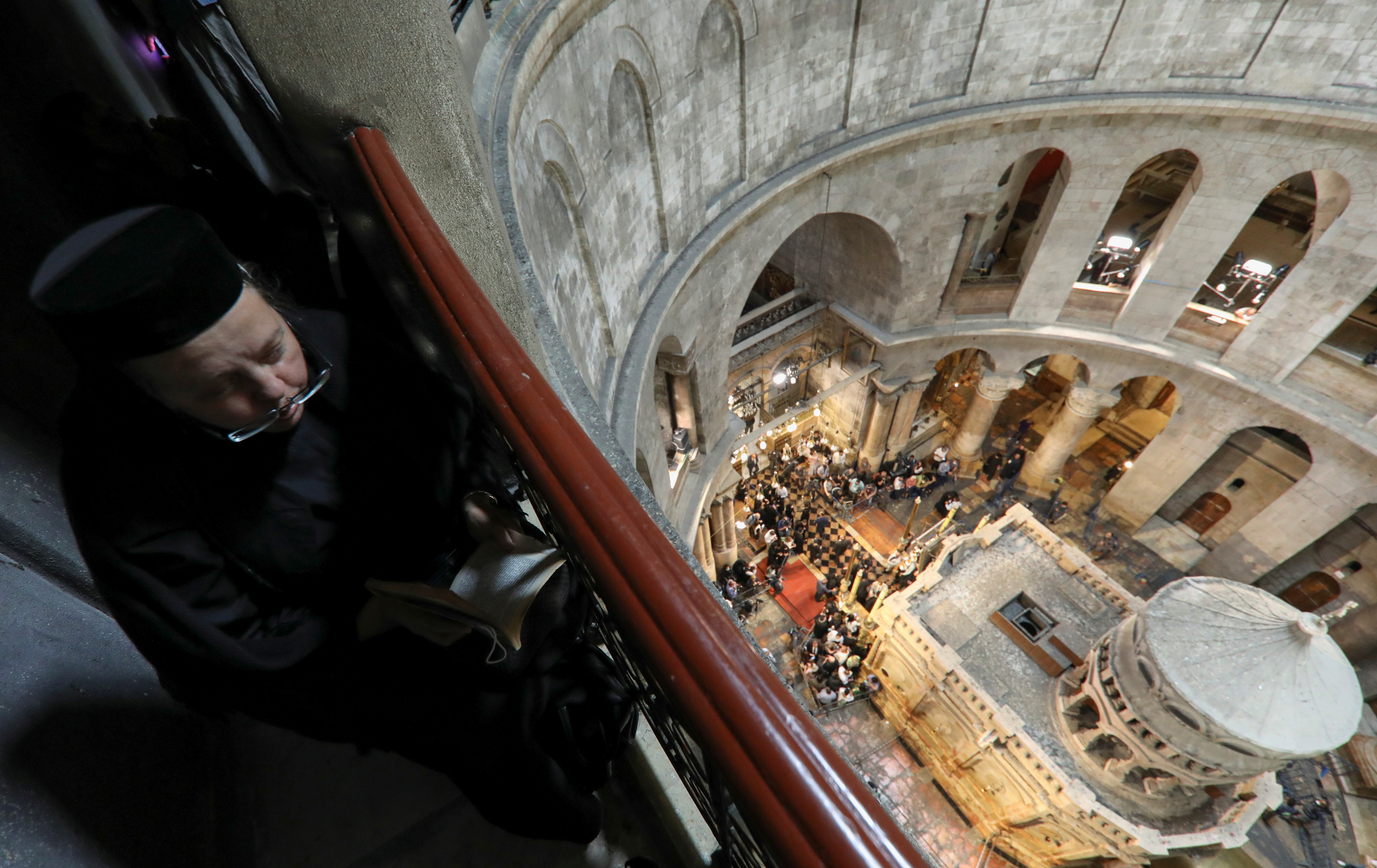 Crowds Gather For Holy Fire Ceremony At Jerusalem S Holy Sepulchre Reuters