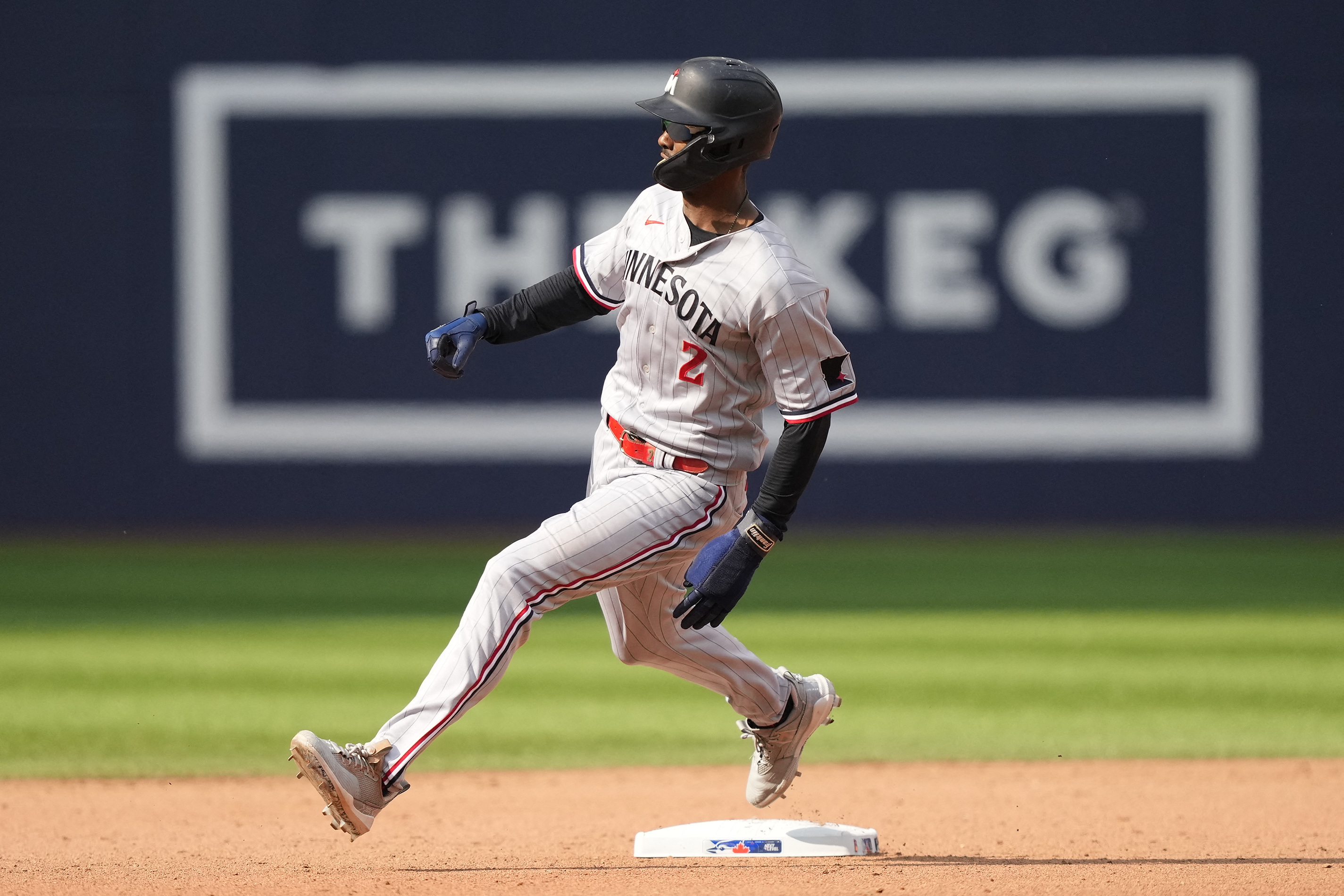 Twins rally with 7-run eighth to topple Blue Jays