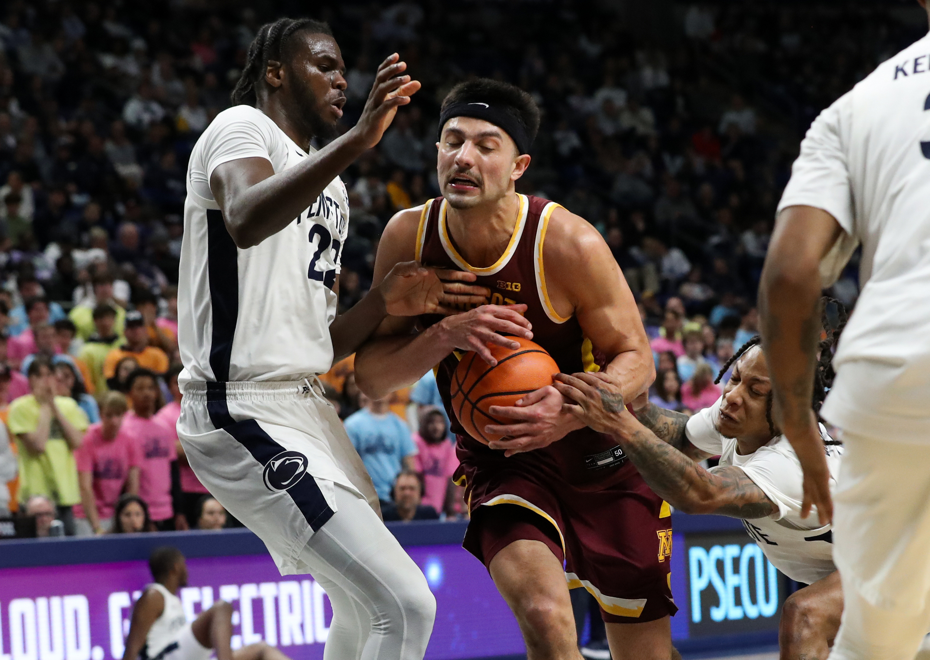 Minnesota snaps skid, topples Penn State Reuters