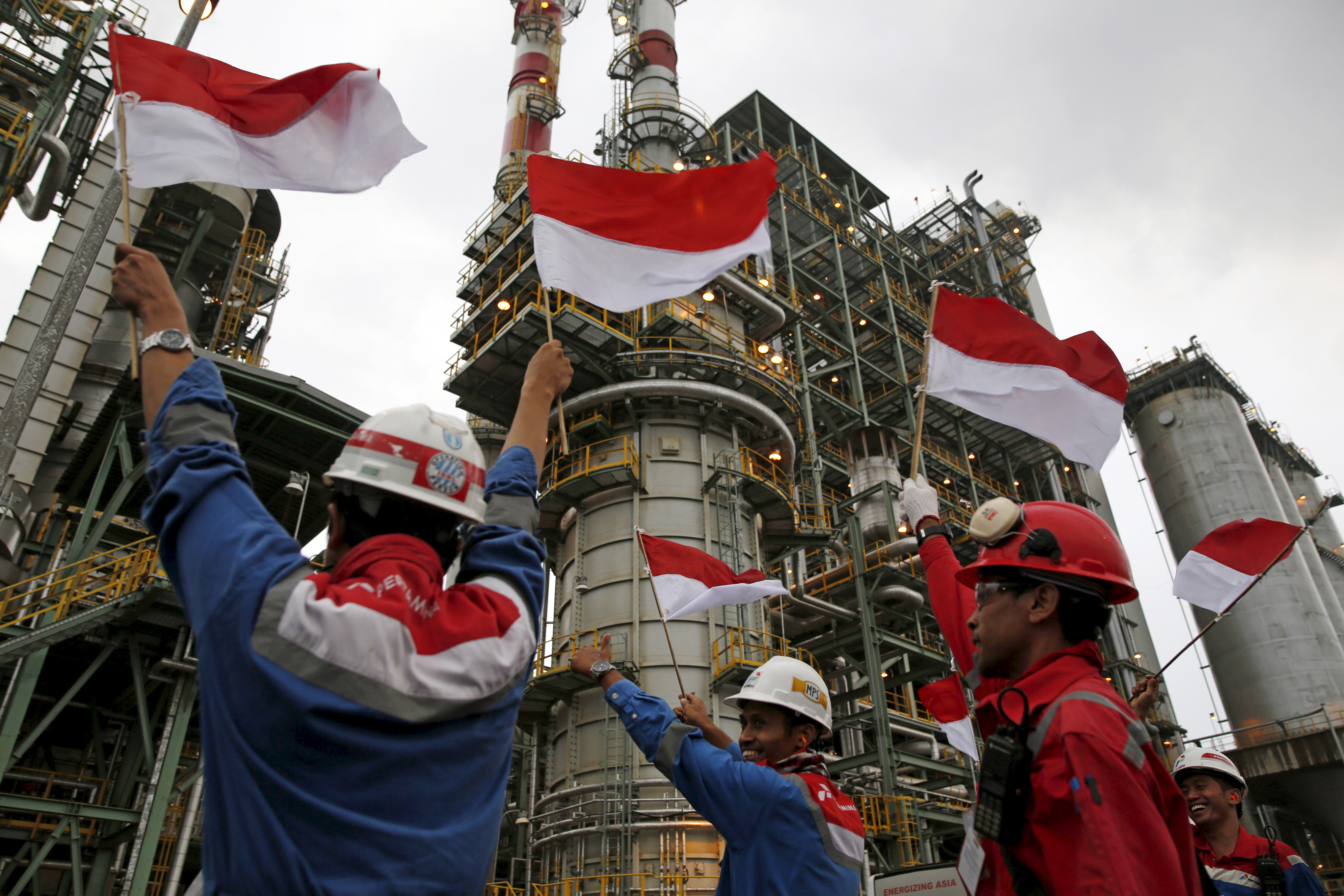 Хозяйство малайзии. Промышленность Индонезии. Индонезия нефтяная промышленность. Химическая промышленность Индонезии. Добыча нефти в Индонезии.