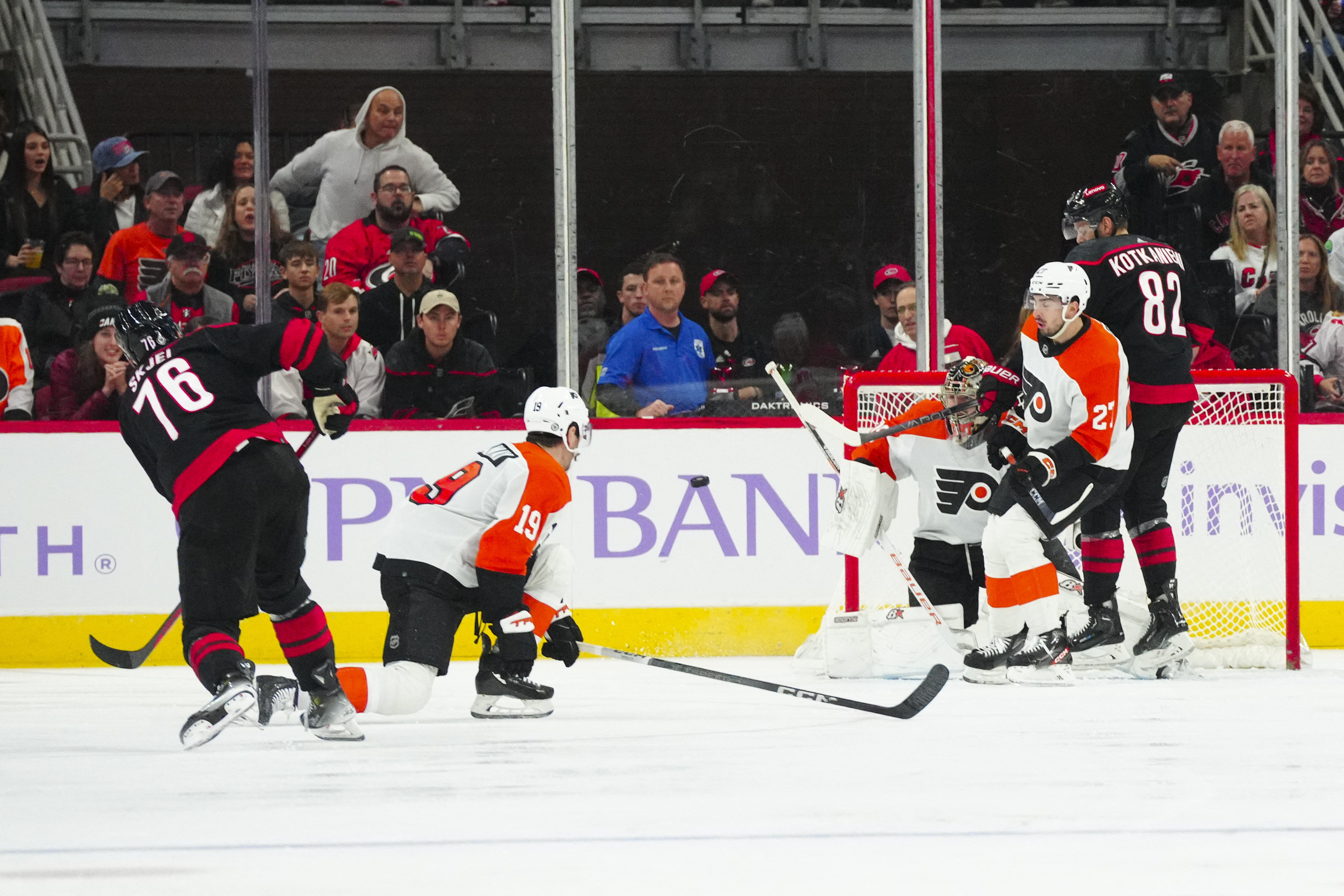 Carter Hart returns, helps Flyers top Hurricanes | Reuters