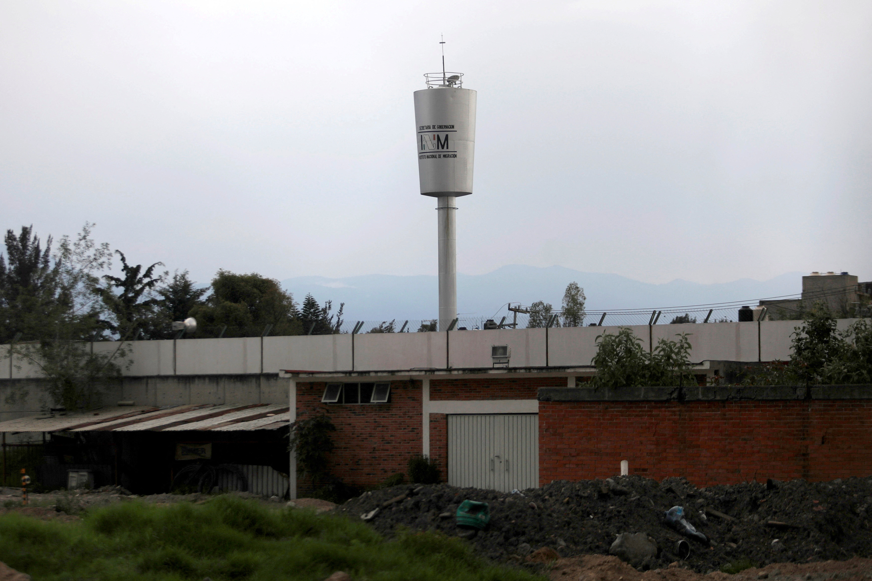 El gobierno dice haber encontrado 103 menores no acompañados en un tráiler abandonado en México