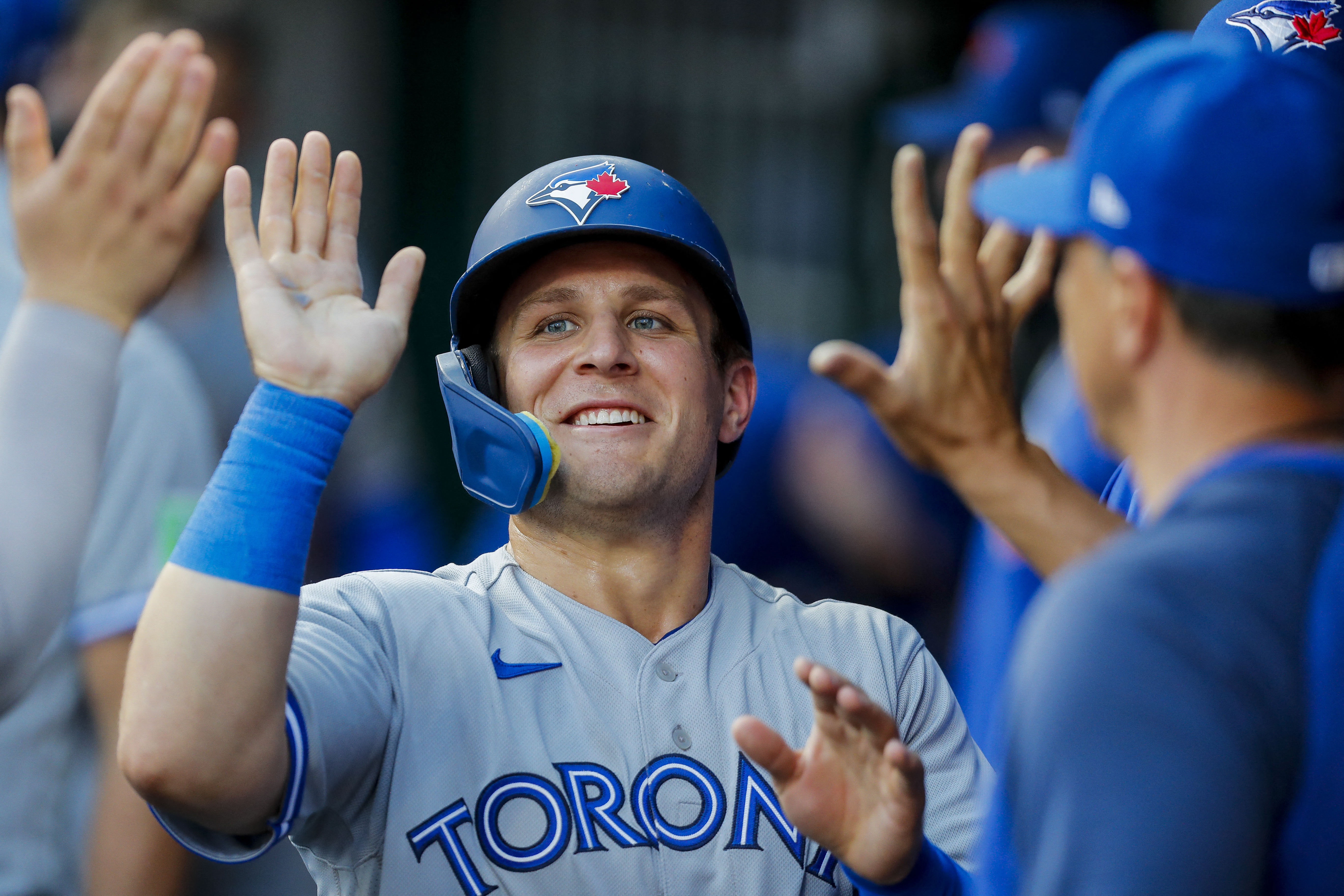 Toronto Blue Jays edge Cincinnati Reds 4-3